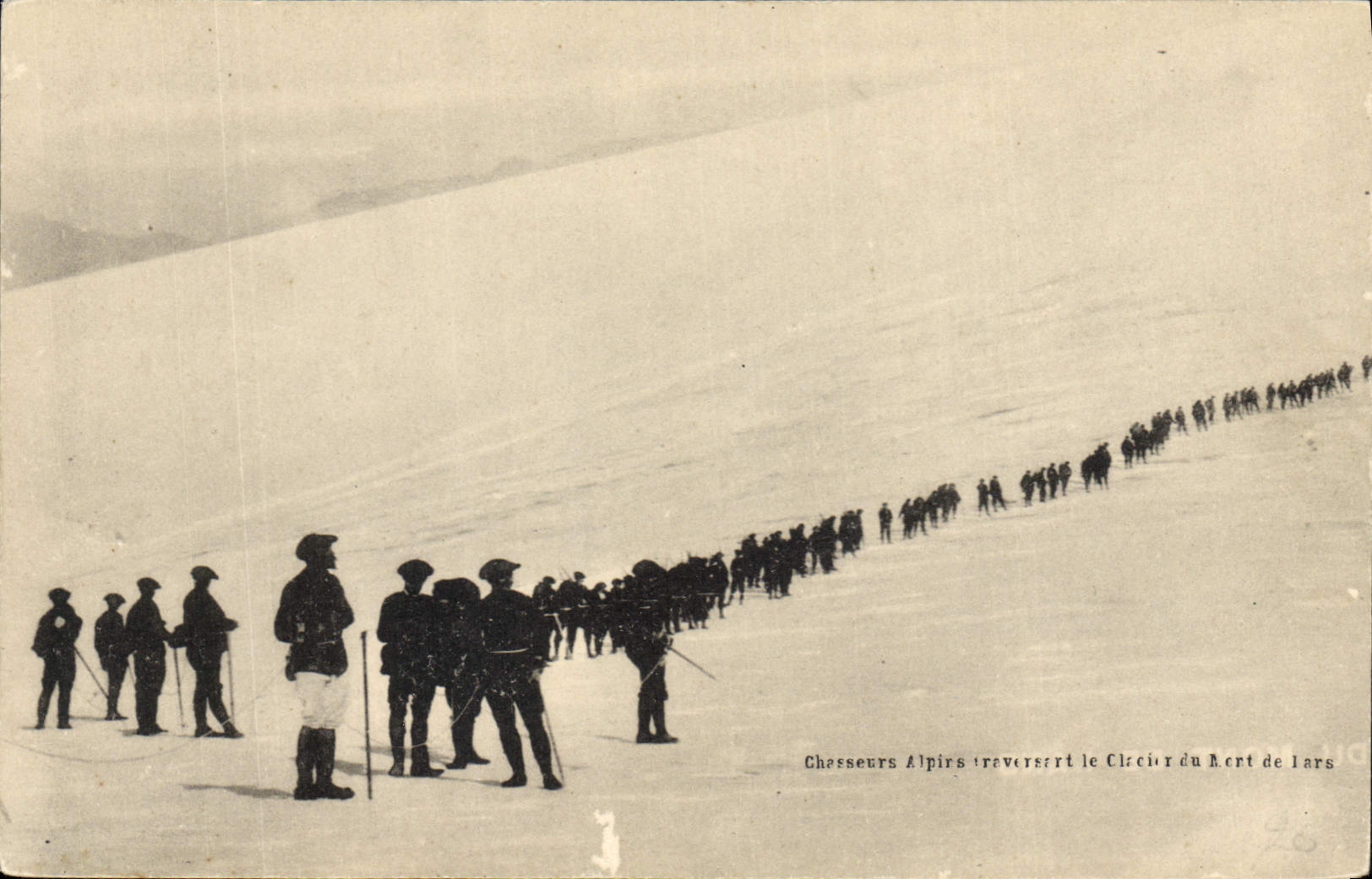 CPA Militaria Chasseurs Alpins traversant le glacier du Mont de Lans