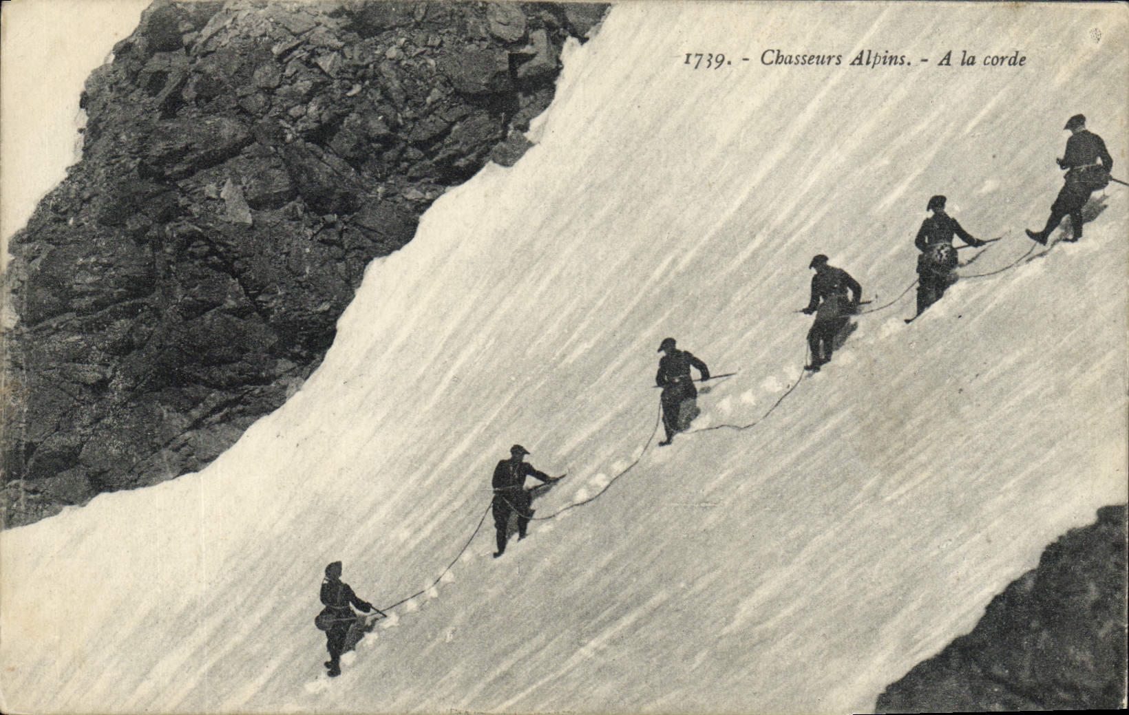CPA Militaria Chasseurs Alpins A la corde Alpinisme