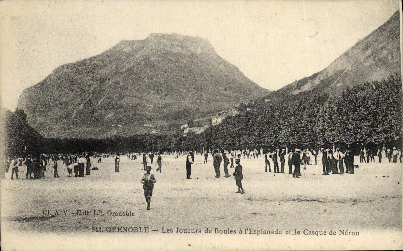 CPA Petanque Grenoble Les joueurs de boules a l'esplanade et le Casque de Neron
