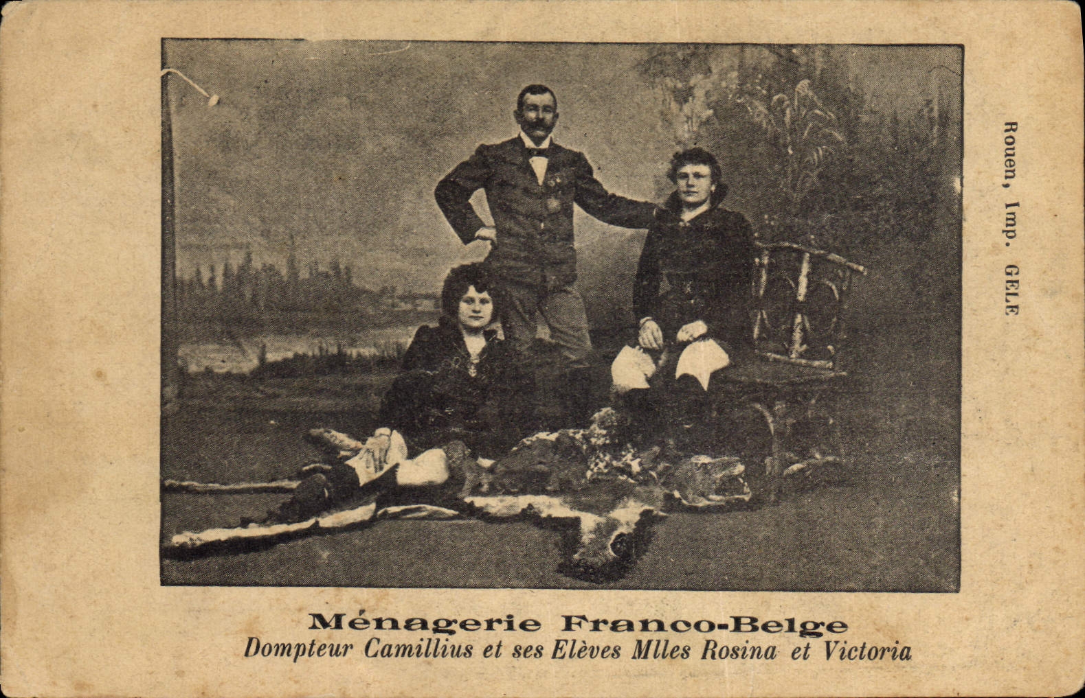 CPA Lion Menagerie Franco Belge Dompteur Camillius et ses eleves Mlles Rosina et Victoria TOP