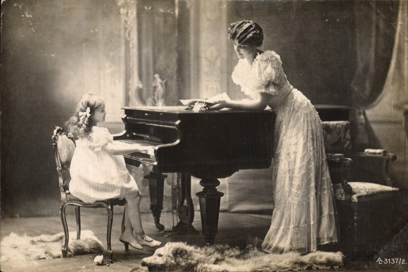 CPA Femme Enfant Piano 