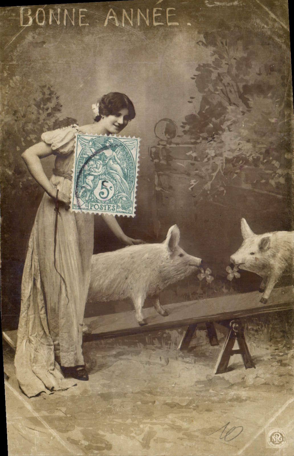 CPA Cochon Porc Femme 