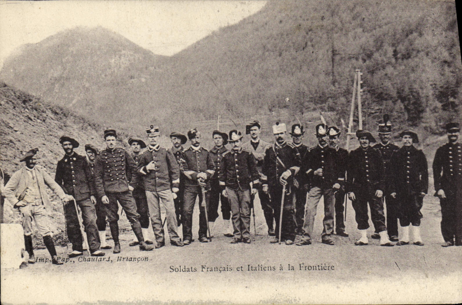 Vintage Postcard Militaria Alpine hunters French and Italian Soldiers has the border