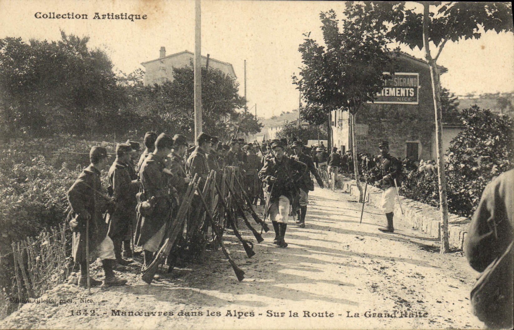CPA Militaria Chasseurs Alpins manoeuvres dans les Alpes Sur la route la Grand halte 