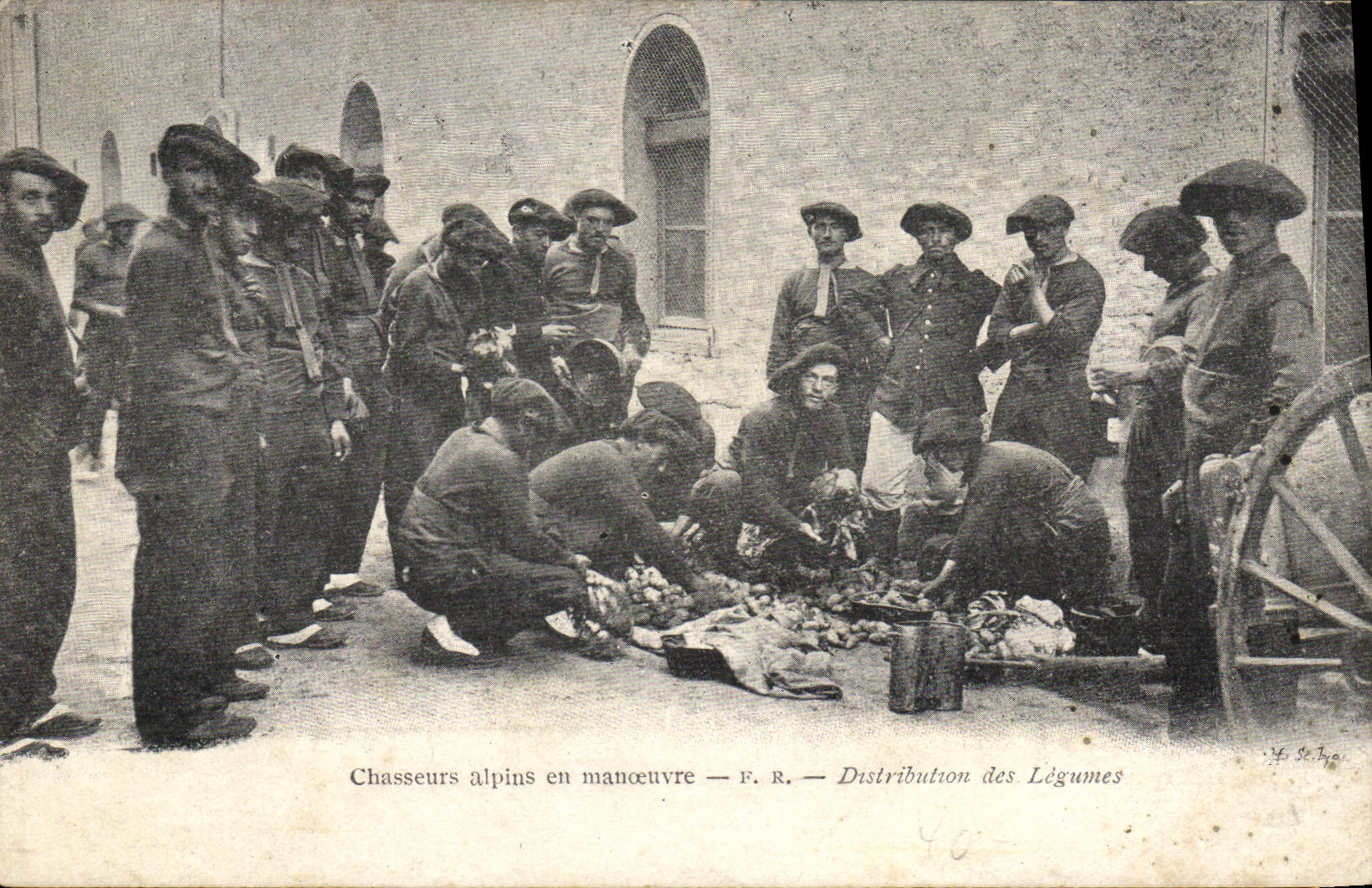 CPA Militaria Chasseurs Alpins en manoeuvres Distribution des legumes 