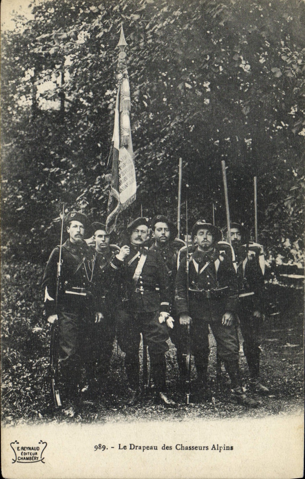 CPA Militaria Chasseurs Alpins Le drapeau 