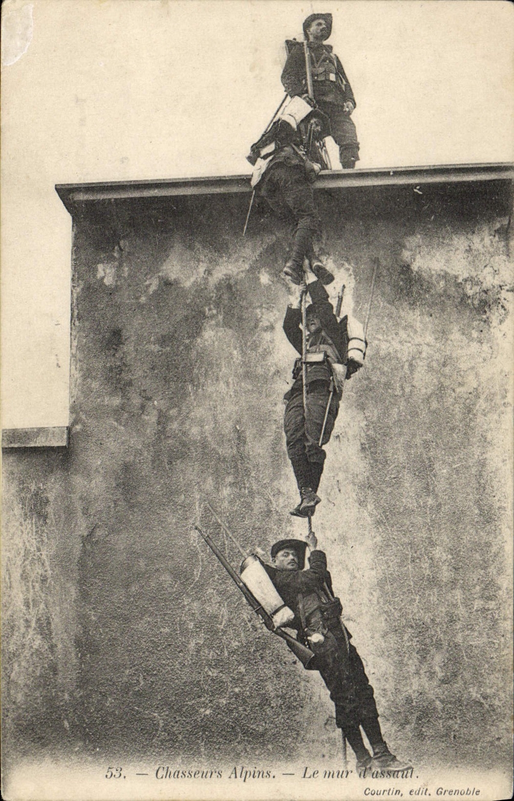 CPA Militaria Chasseurs Alpins Le mur d'assaut 