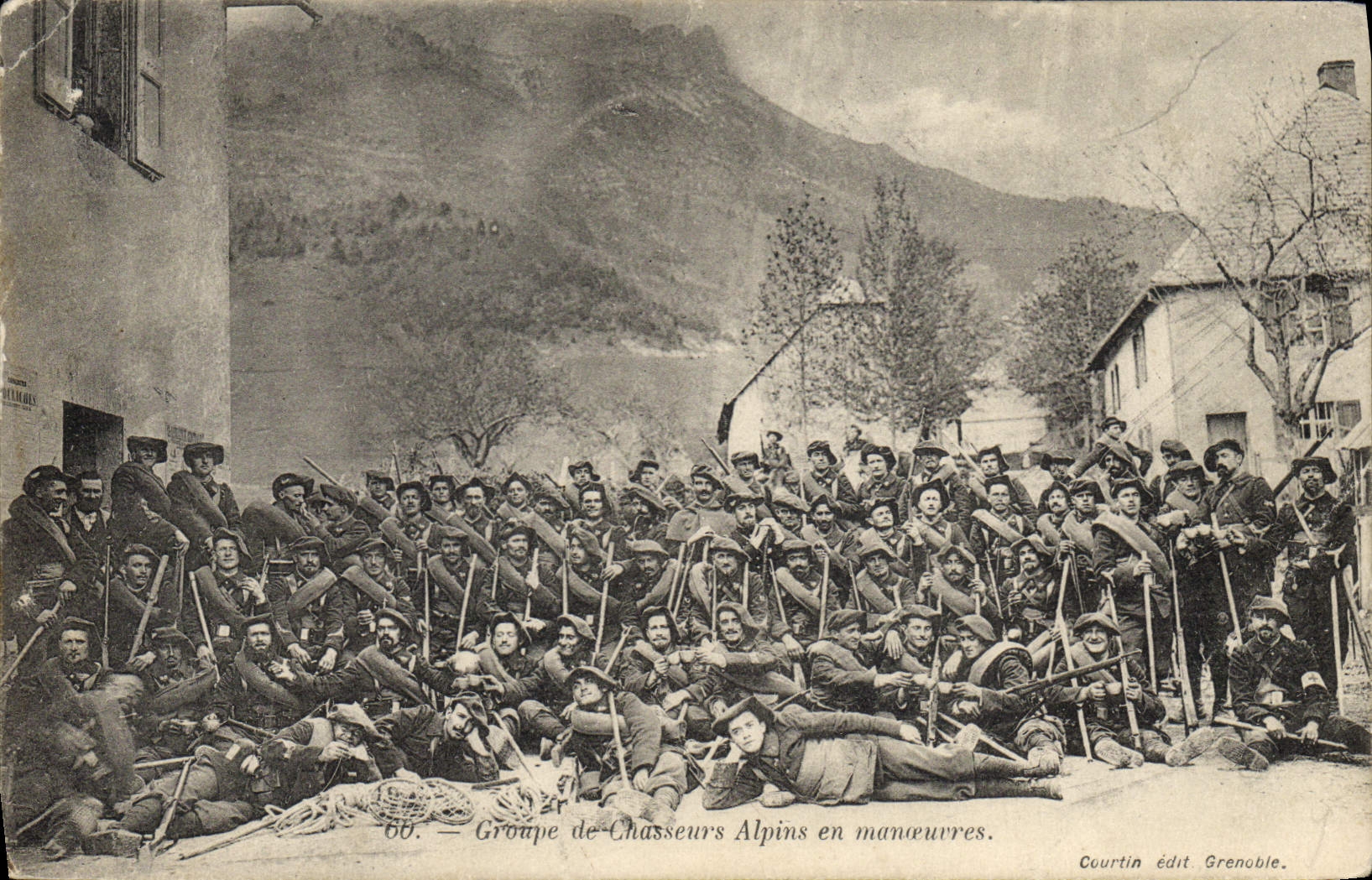 CPA Militaria Groupe de Chasseurs Alpins en manoeuvres 