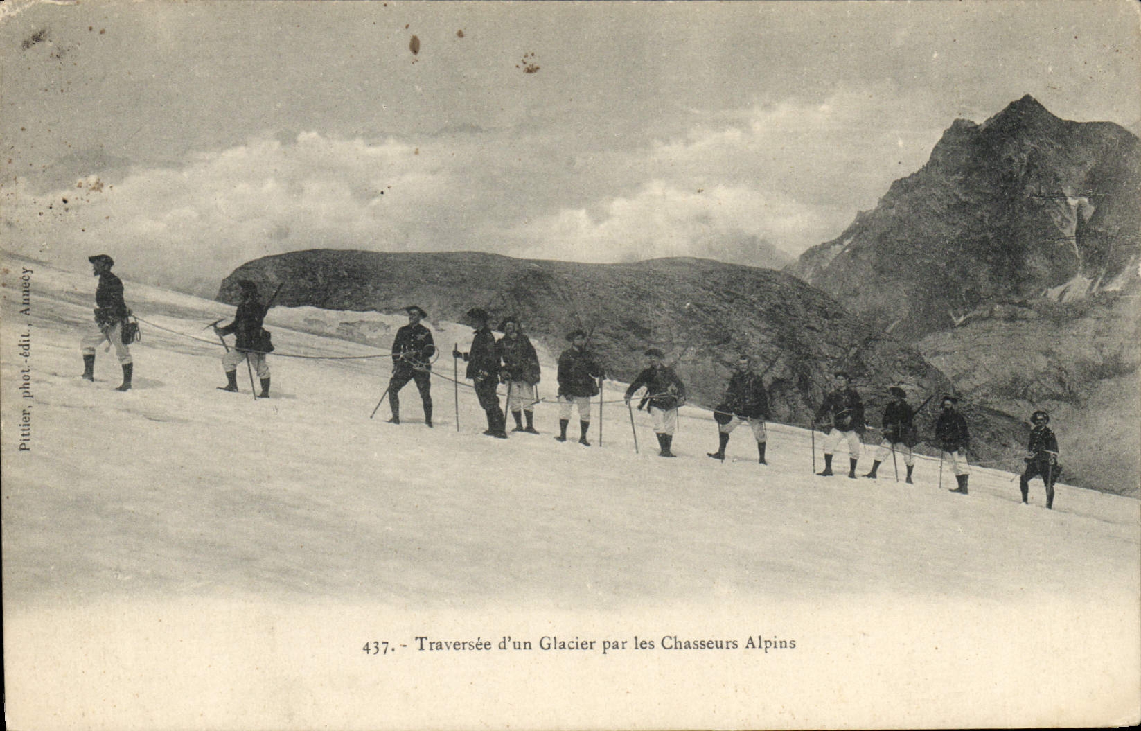 CPA Militaria Chasseurs Alpins Traversee d'un glacier 