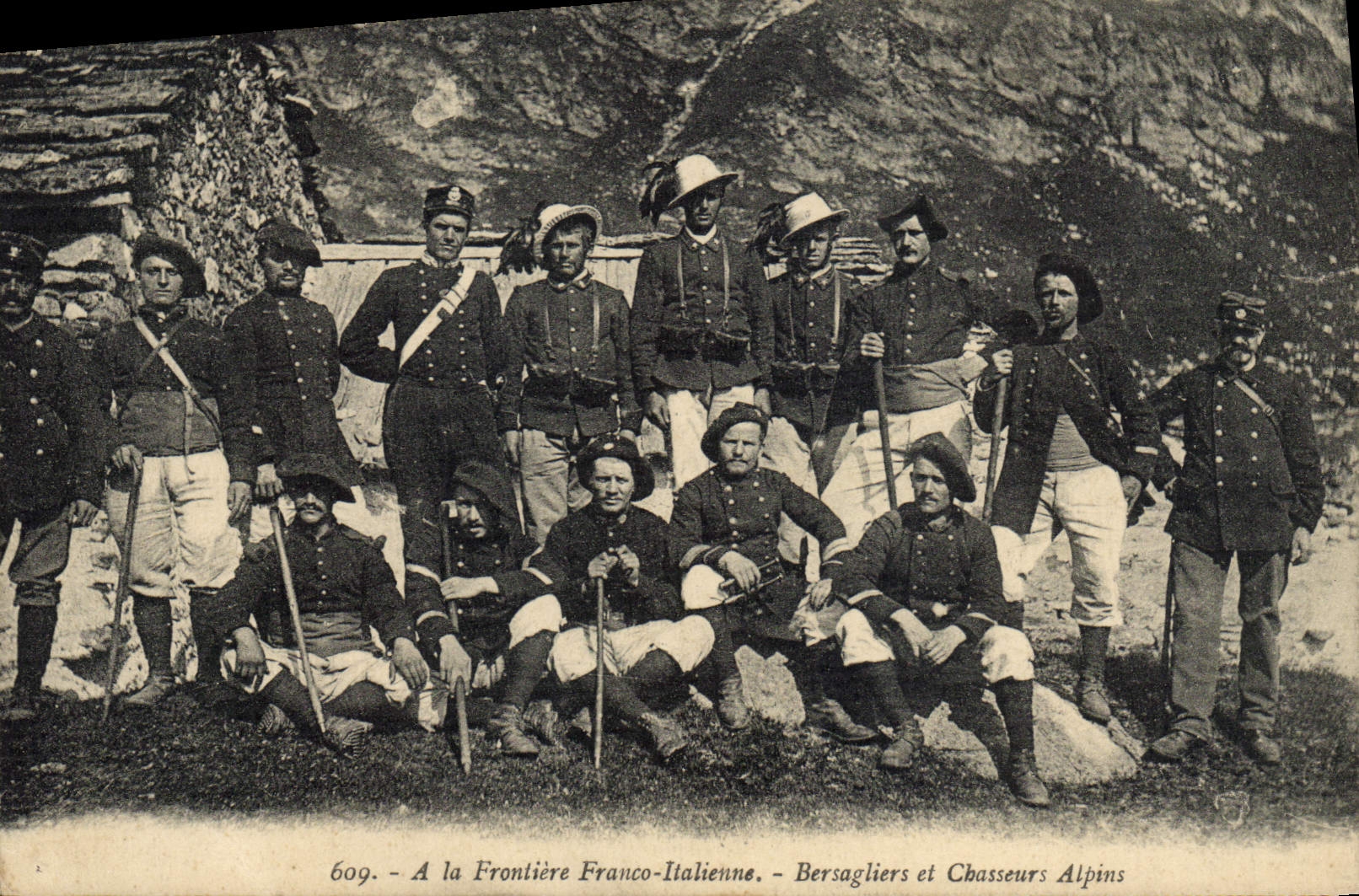 CPA Militaria Chasseurs Alpins A la frontiere Franco italienne Bersagliers et Chasseurs Alpins