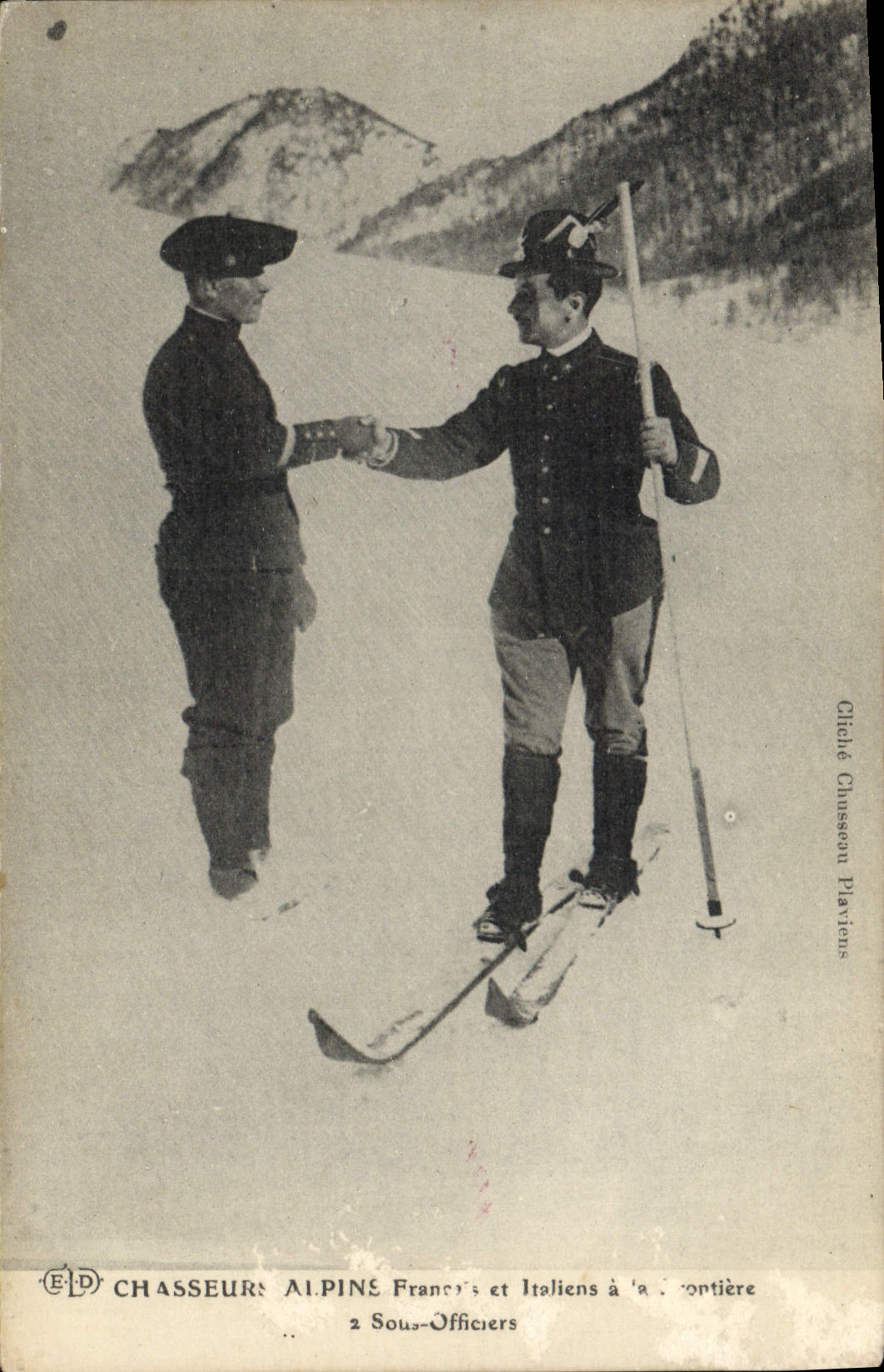 CPA Militaria Chasseurs Alpins Francais et Italiens a la frontiere 2 sous officiers 