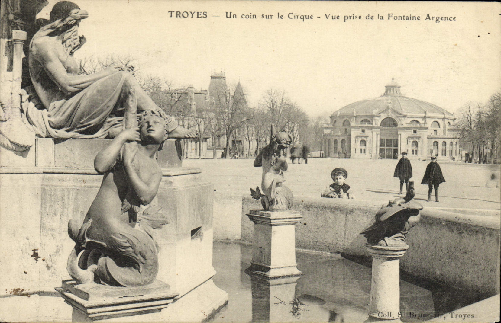 Postal Circo Troyes una esquina sobre el circo Vista tomada de la fuente Argence