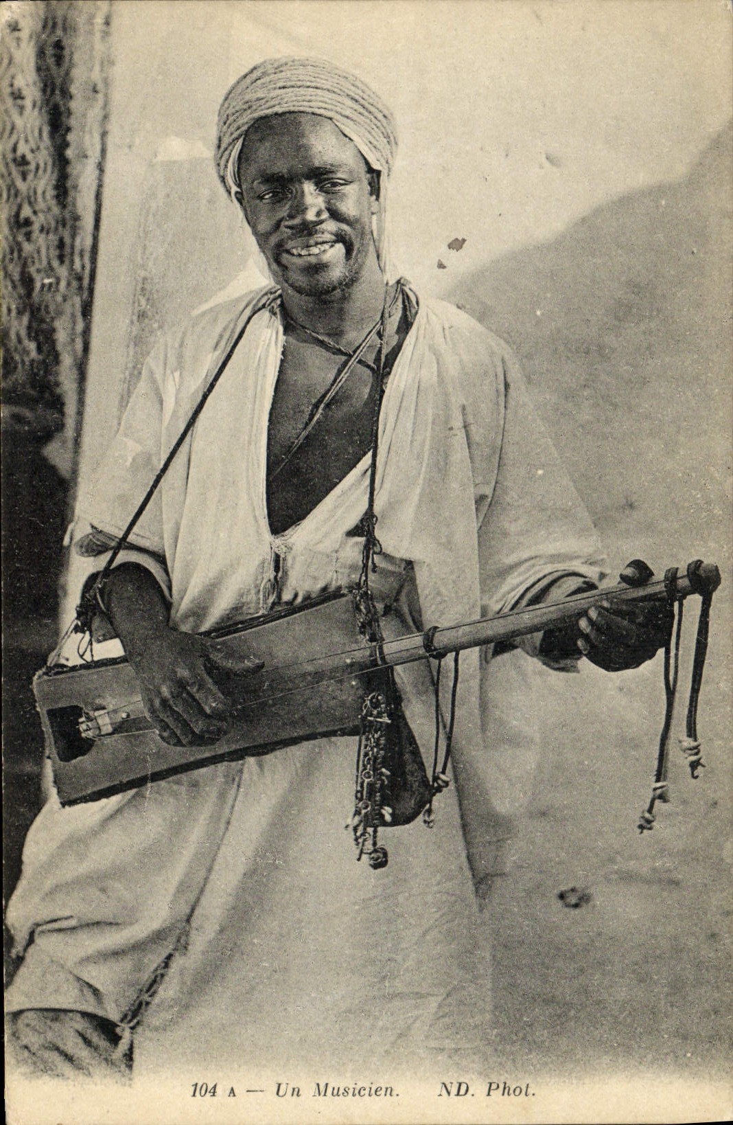CPA Un musicien 