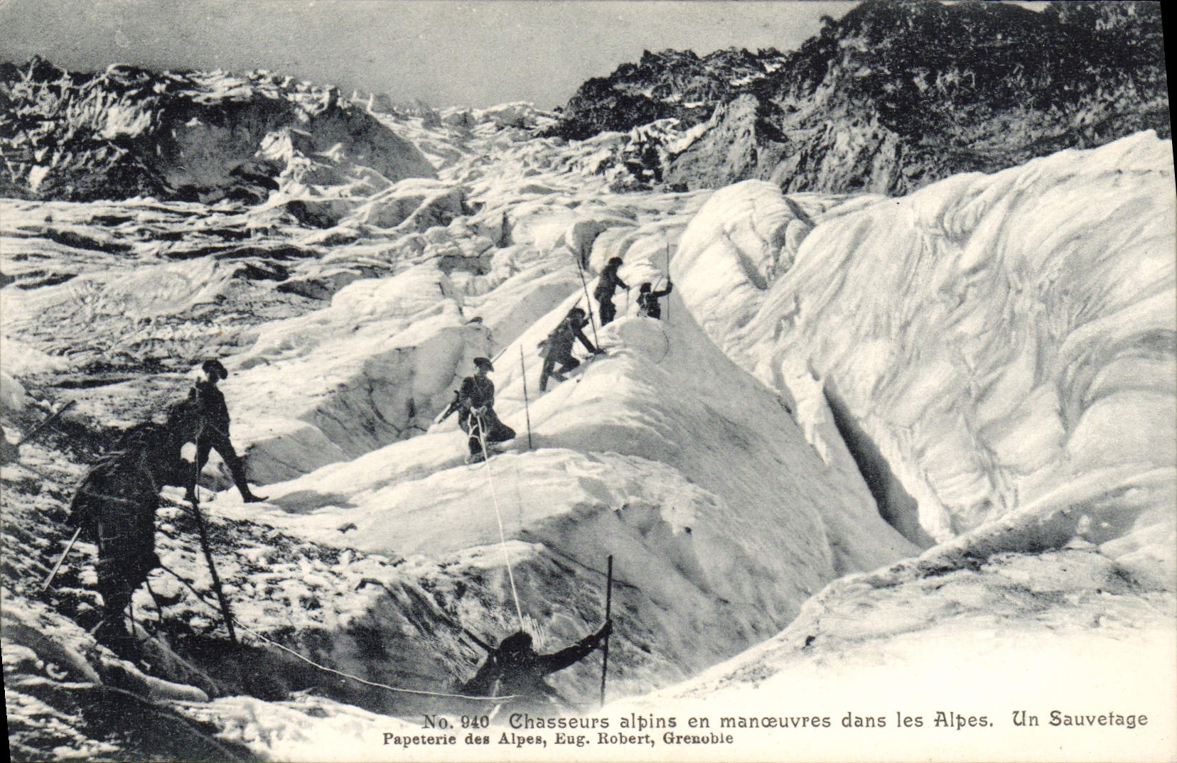 CPA Militaria Chasseurs Alpins en manoeuvres dans les Alpes Un sauvetage