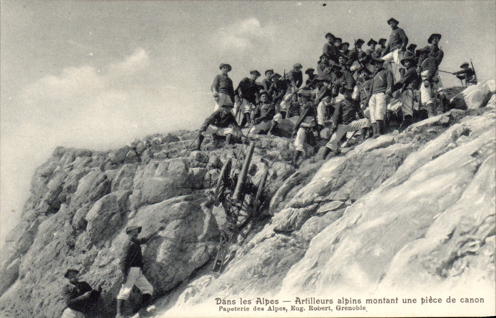 CPA Militaria Chasseurs Alpins Dans les Alpes Artilleurs alpins montant une piece de canon