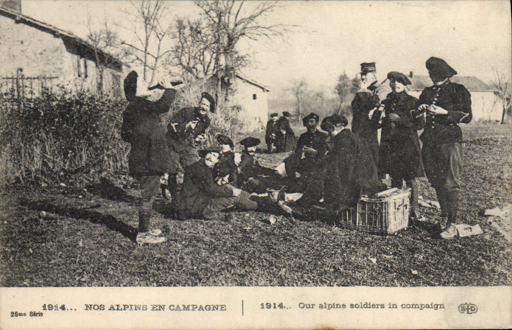 CPA Militaria Chasseurs Alpins en campagne