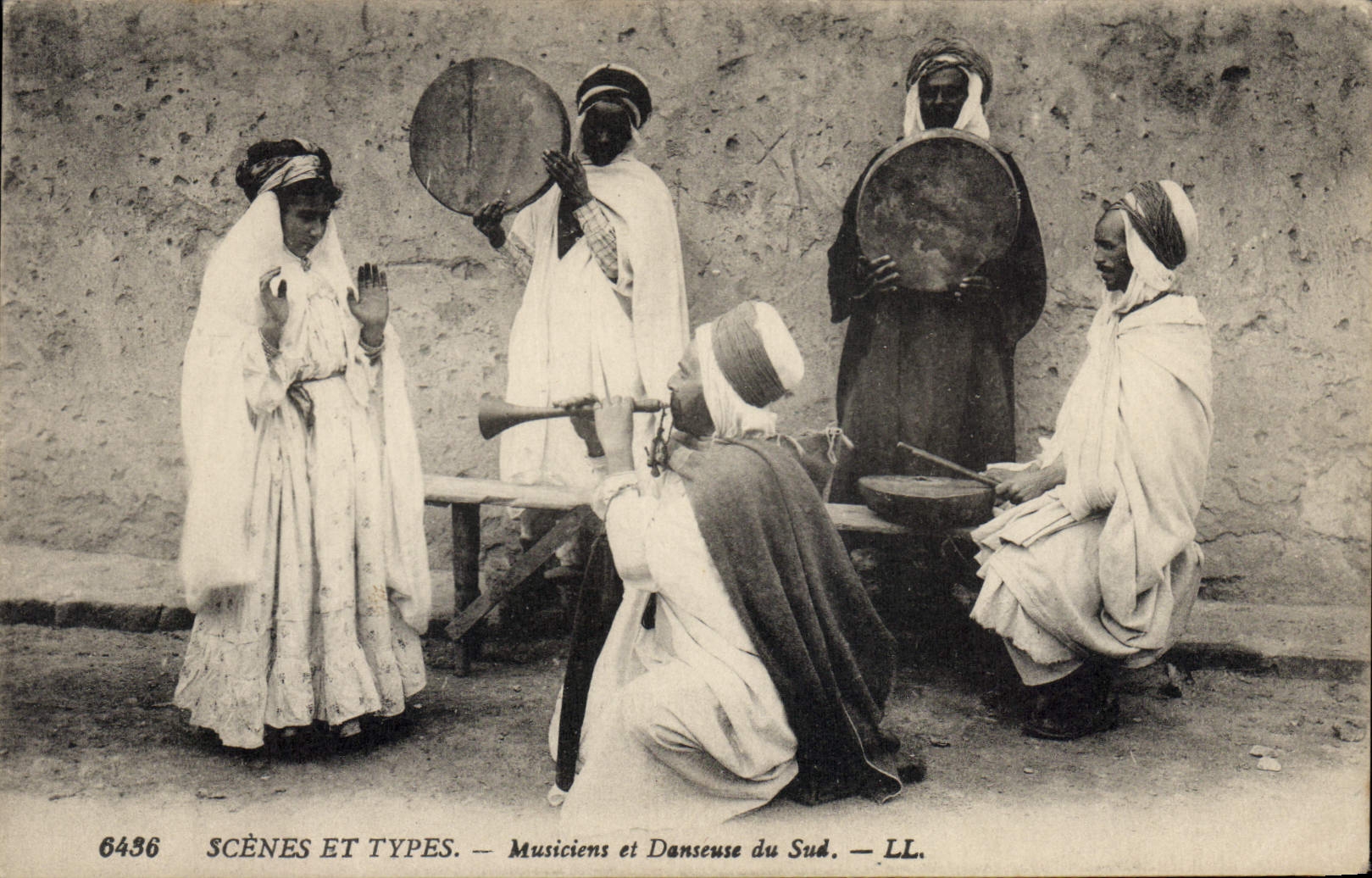 CPA Folklore Musiciens et danseuse du Sud Afrique du Nord 