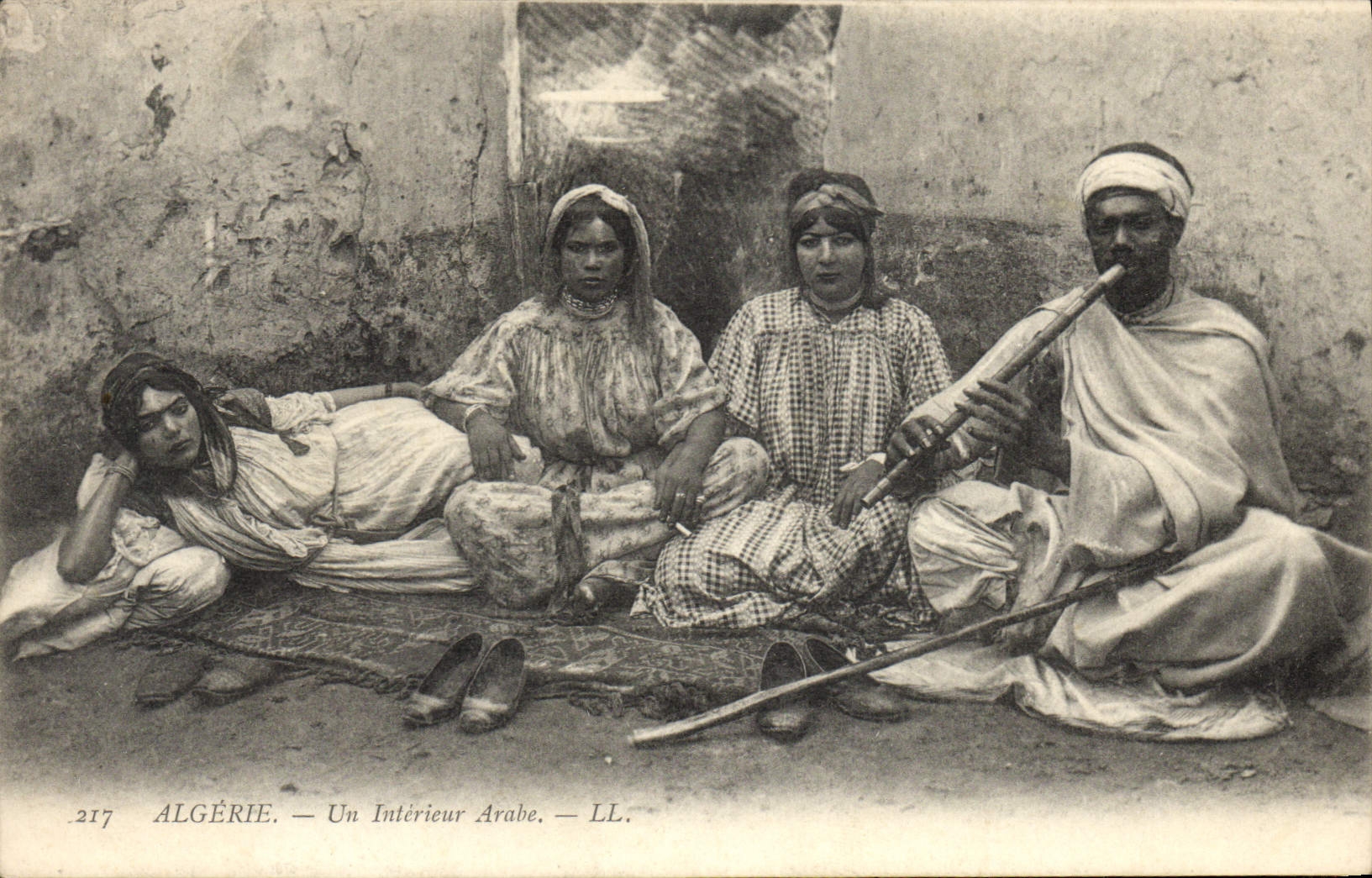 CPA Folklore Un interieur arabe Afrique du Nord 
