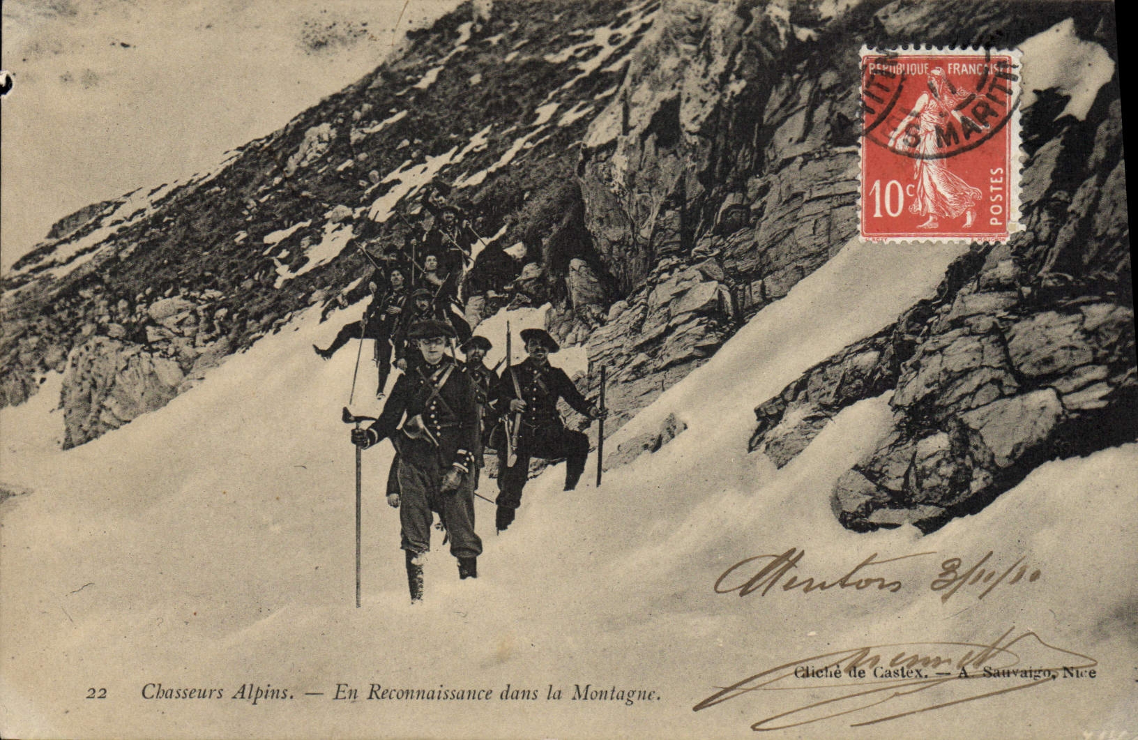 CPA Militaria Chasseurs Alpins En reconnaissance dans la montagne
