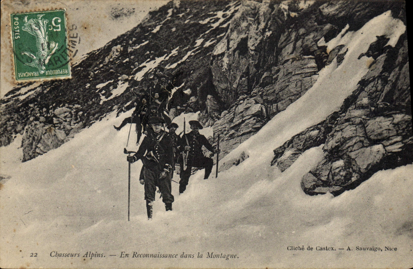 CPA Militaria Chasseurs Alpins En reconnaissance dans la montagne