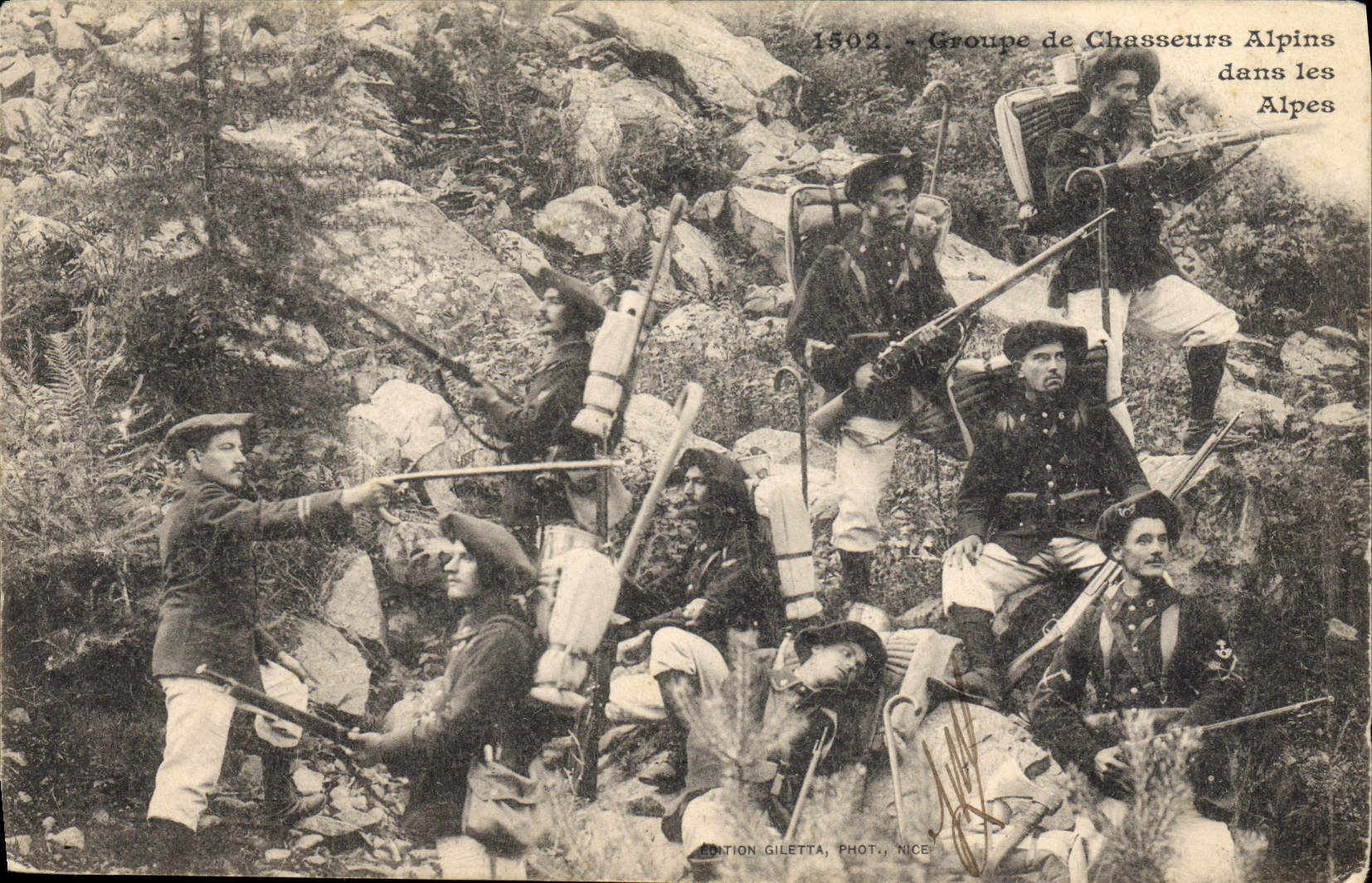 CPA Militaria Groupe de Chasseurs Alpins dans les Alpes