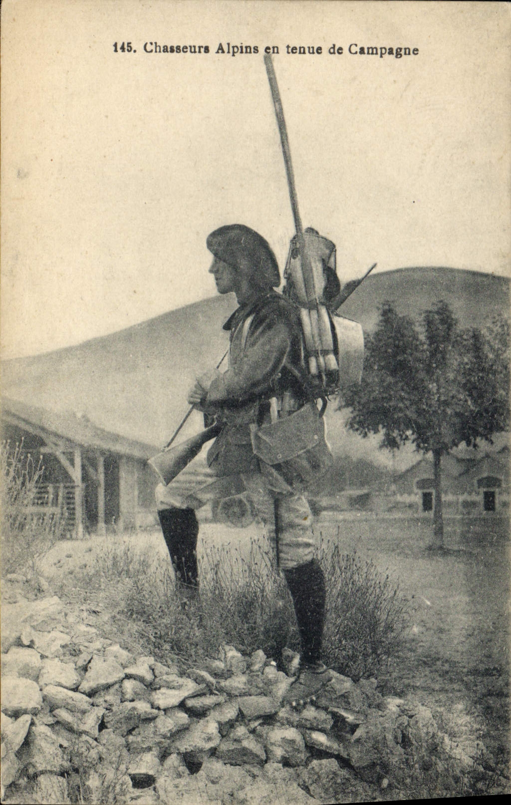 CPA Militaria Chasseurs Alpins en tenue de campagne