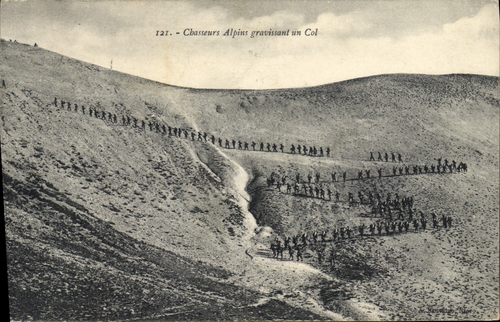 CPA Militaria Chasseurs Alpins gravissant un col
