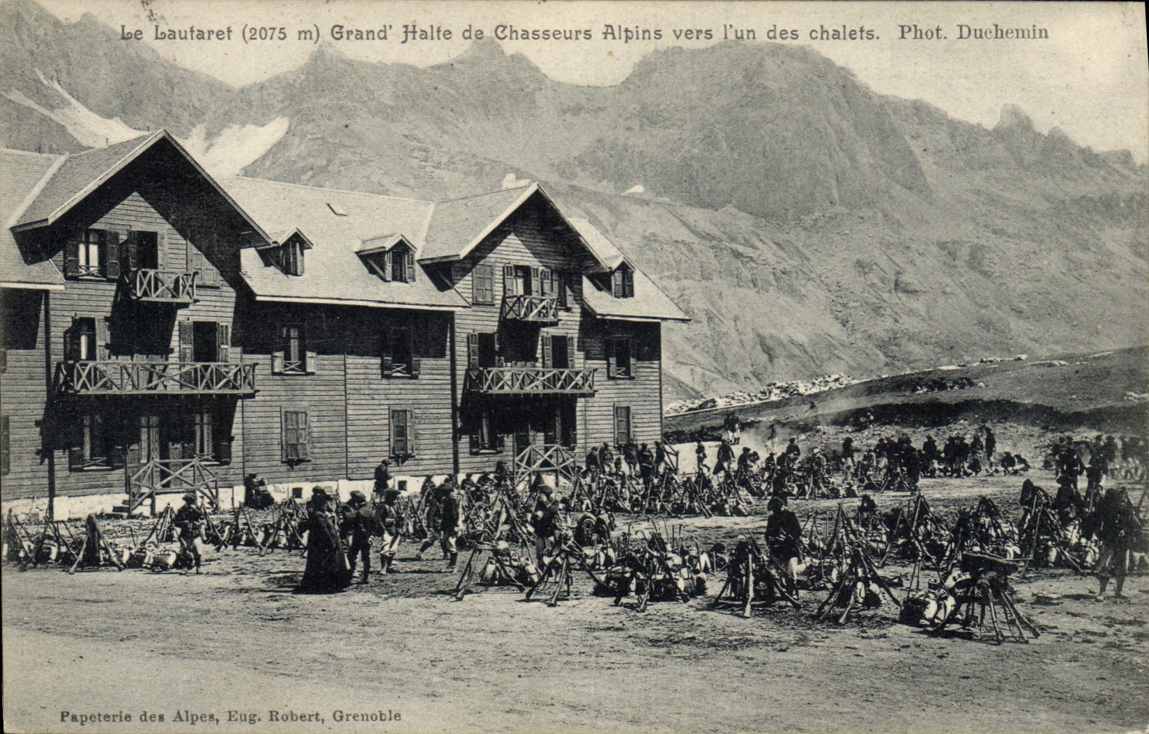 CPA Militaria Chasseurs Alpins Le Lautaret Grand Halte de chasseurs vers l'un des chalets