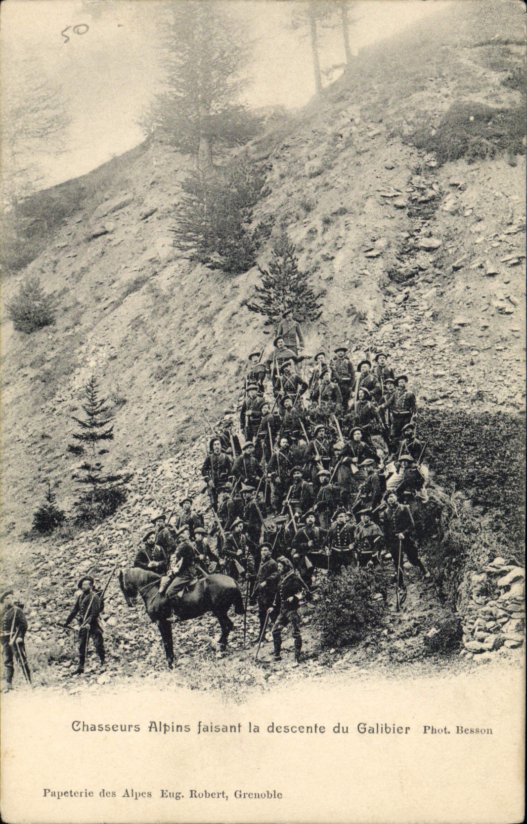 CPA Militaria Chasseurs Alpins faisant la descente du Galibier