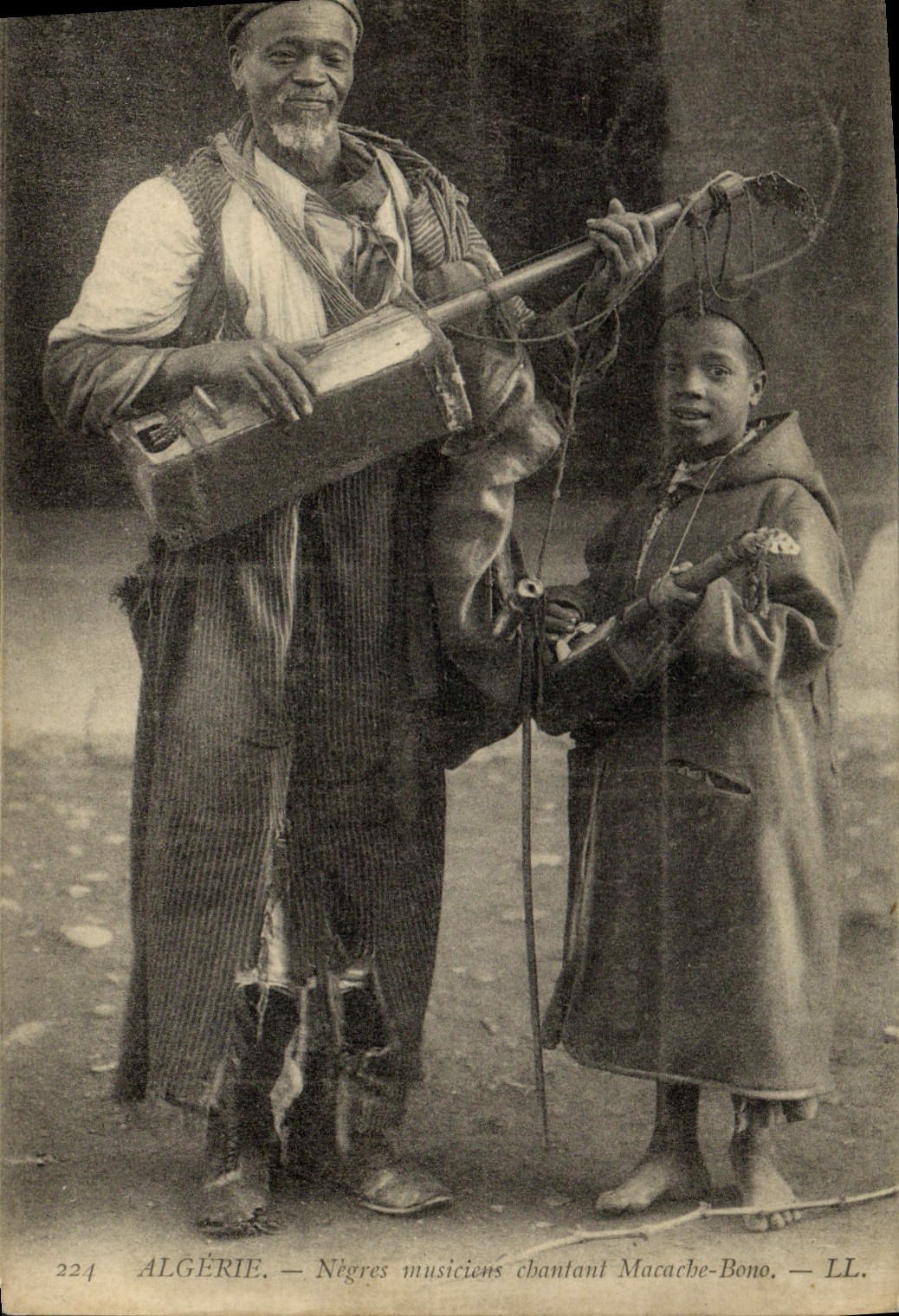 CPA Folklore Algerie Negres musiciens chantant Macache Bono