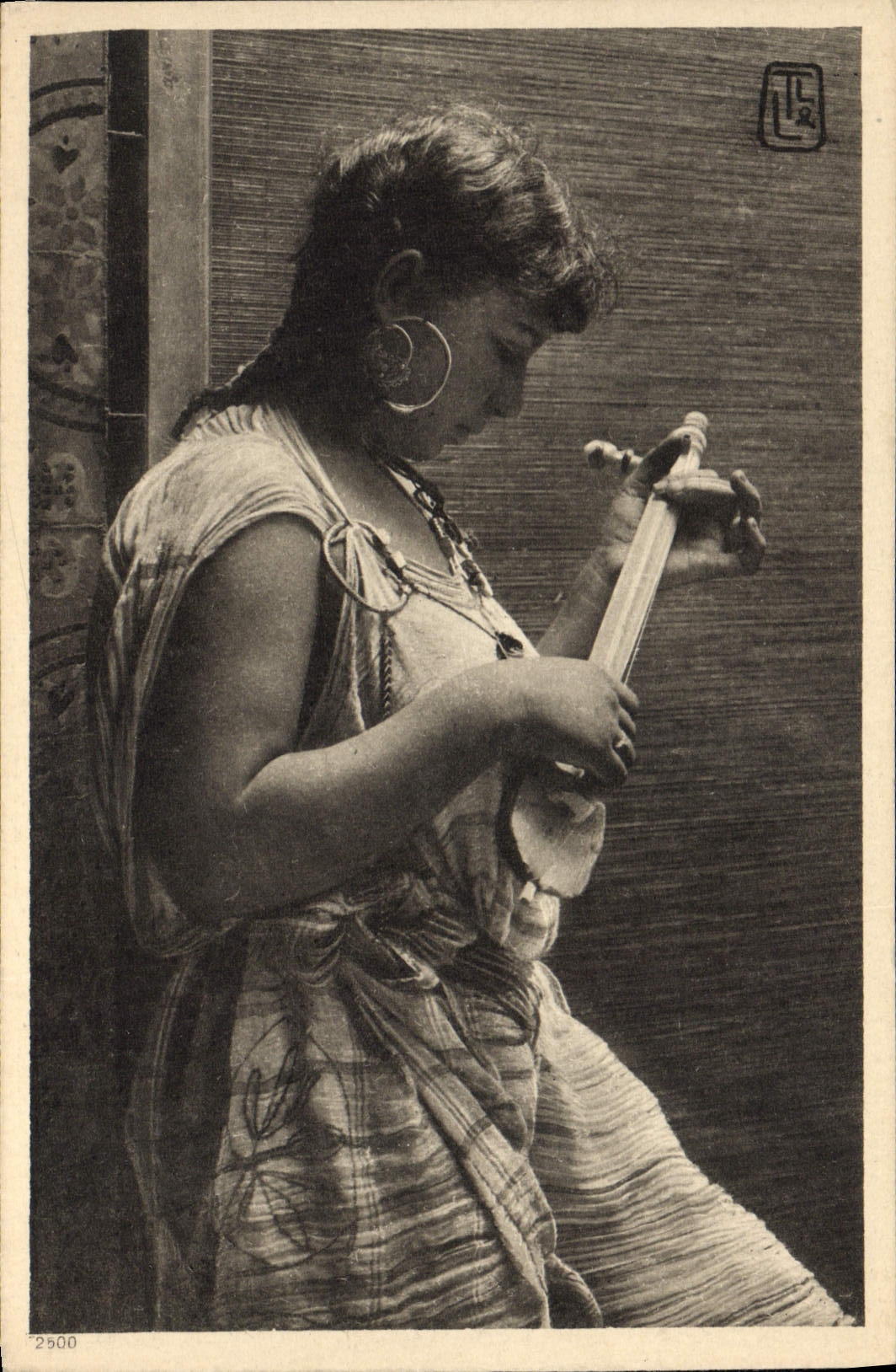 CPA Folklore Musicienne 