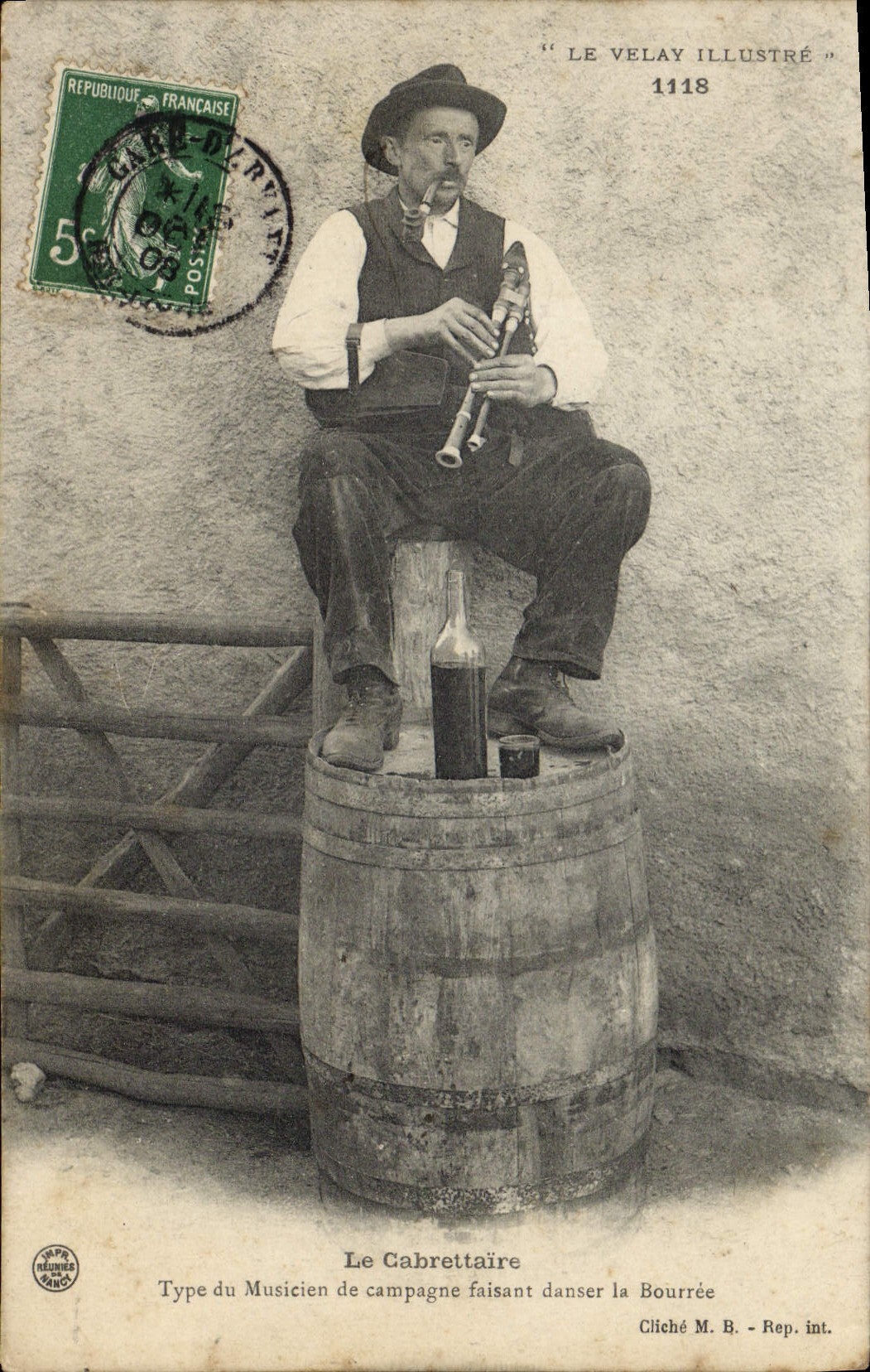 CPA Folklore le Velay Le cabrettaire Type de musicien de campagne faisant danser la bourree 