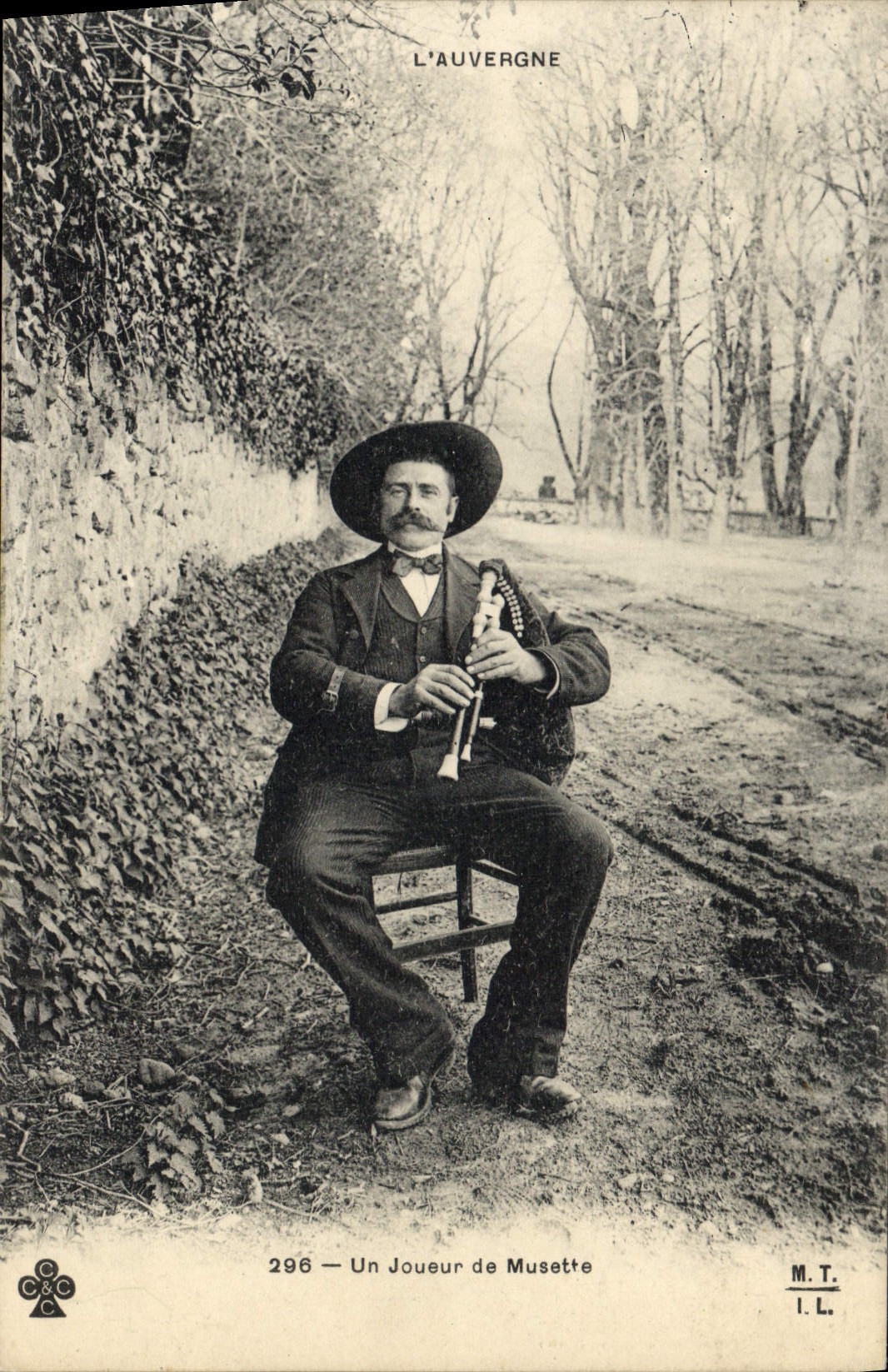 Postal Folclore Auvernia un jugador de Gaita CUMBRE