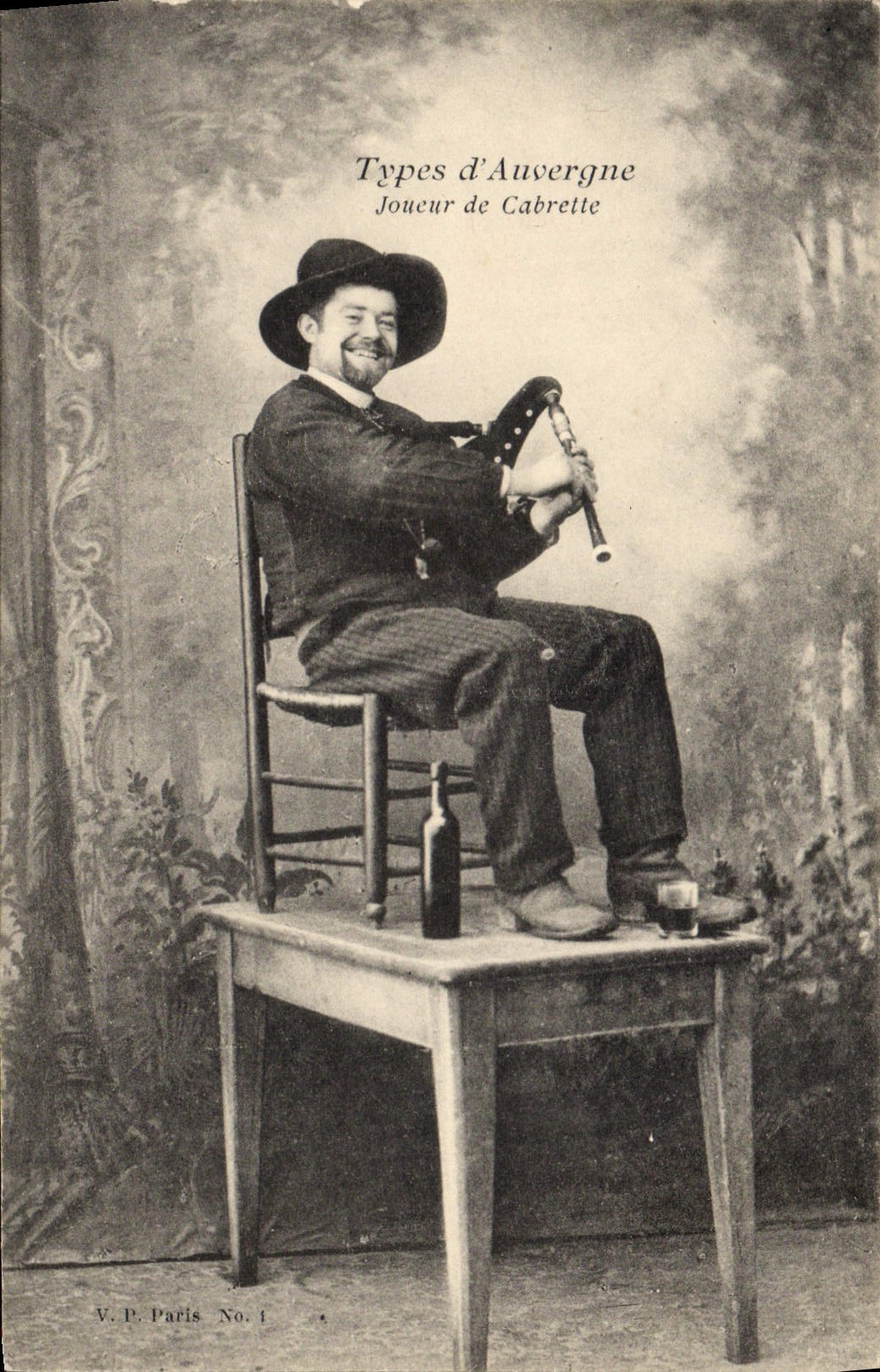 CPA Folklore Auvergne Joueur de Cabrette 