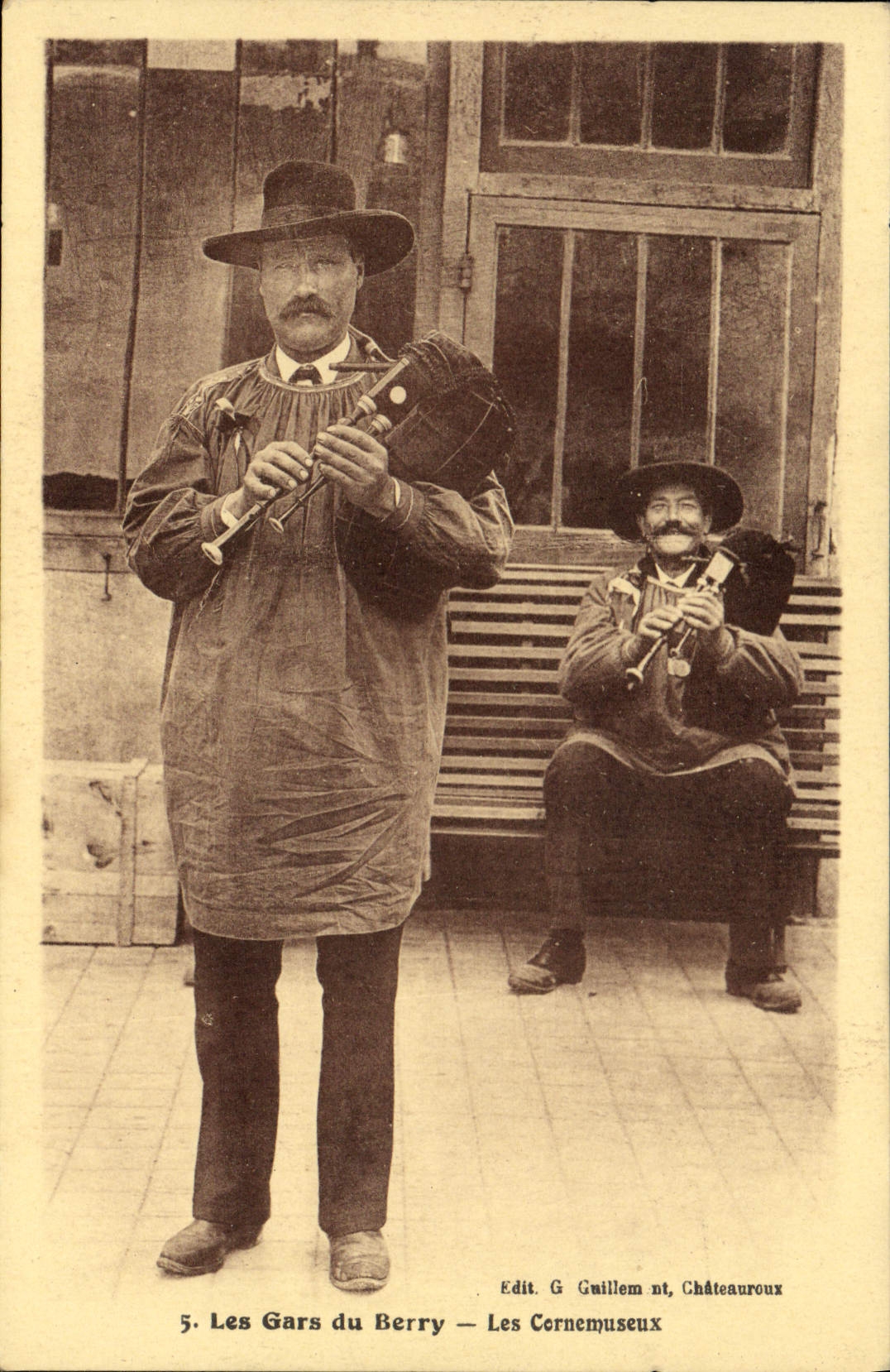 CPA Folklore Les gars du Berry Les Cornemuseux 
