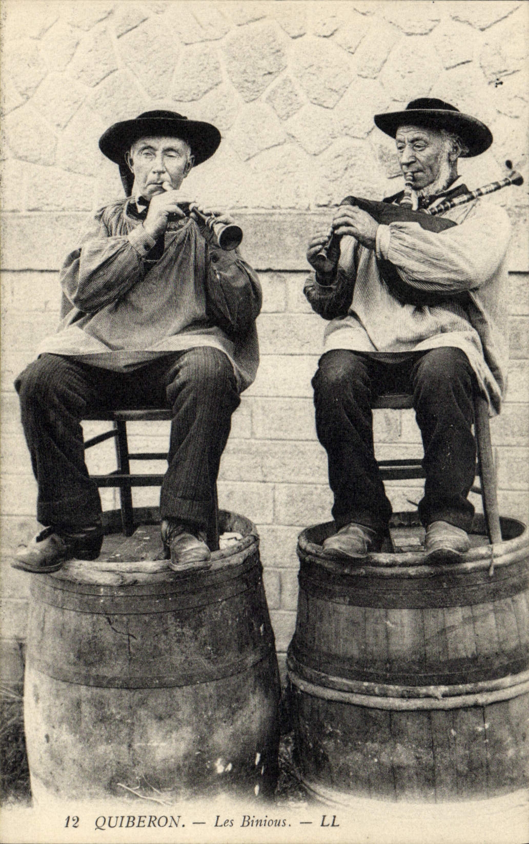 CPA Folklore Quiberon Les binious 