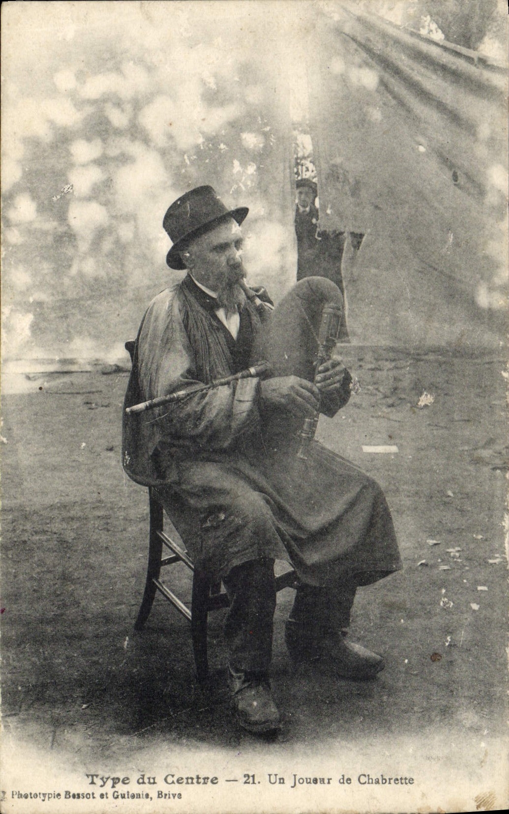 CPA Folklore Type du Centre Un joueur de Chabrette