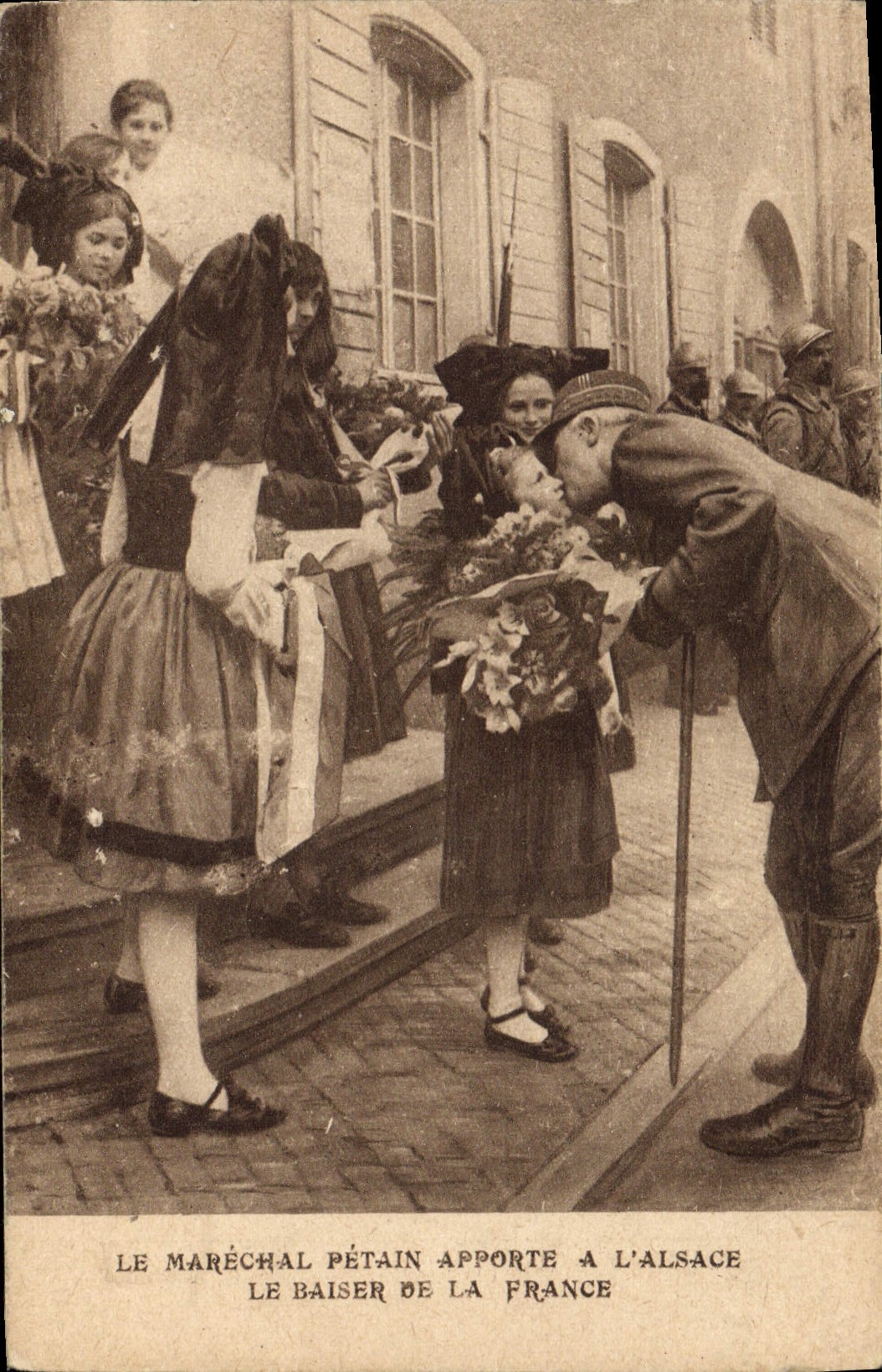 CPA Militaria Le Marechal Petain apporte a l'Alsace le baiser de la France 