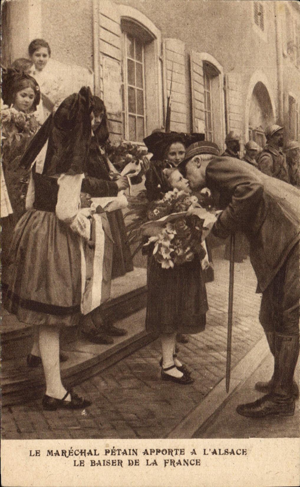 CPA Militaria Le Marechal Petain apporte a l'Alsace le baiser de la France 