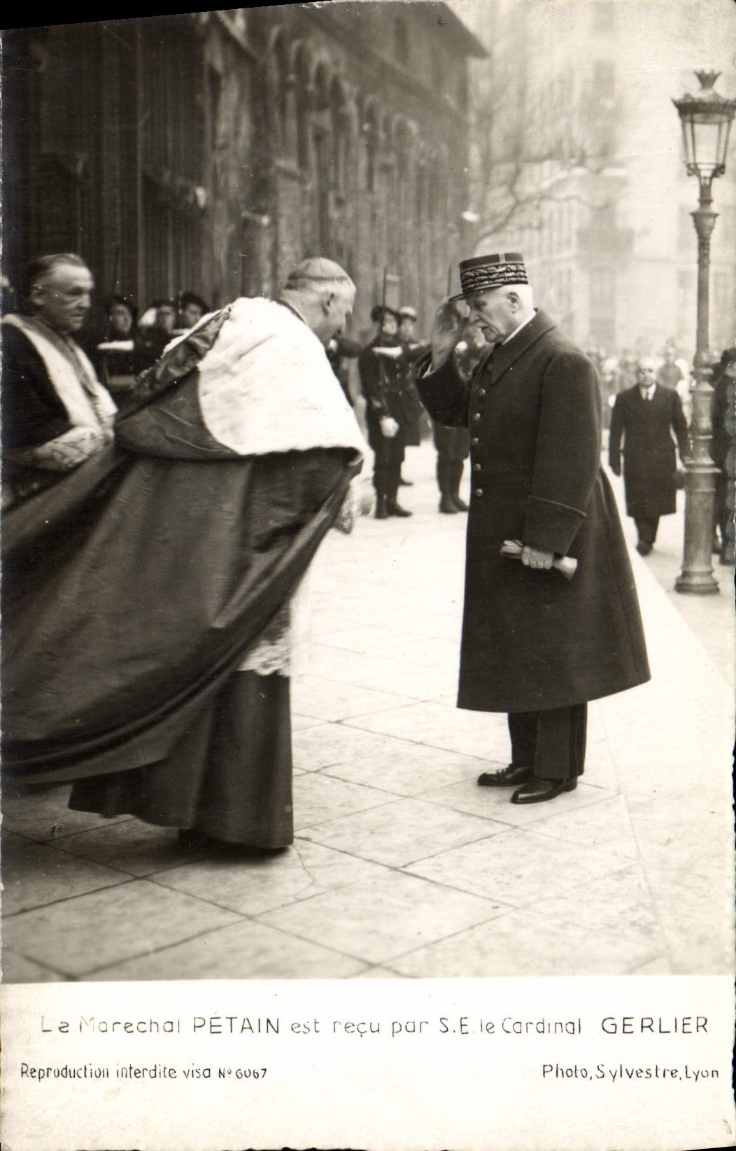 CPA Militaria Le Marechal Petain est recu par SE le cardinal Gerlier