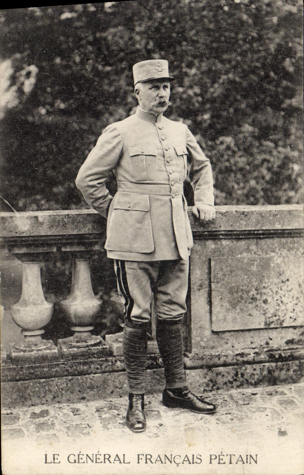 CPA Militaria Le general Francais Petain