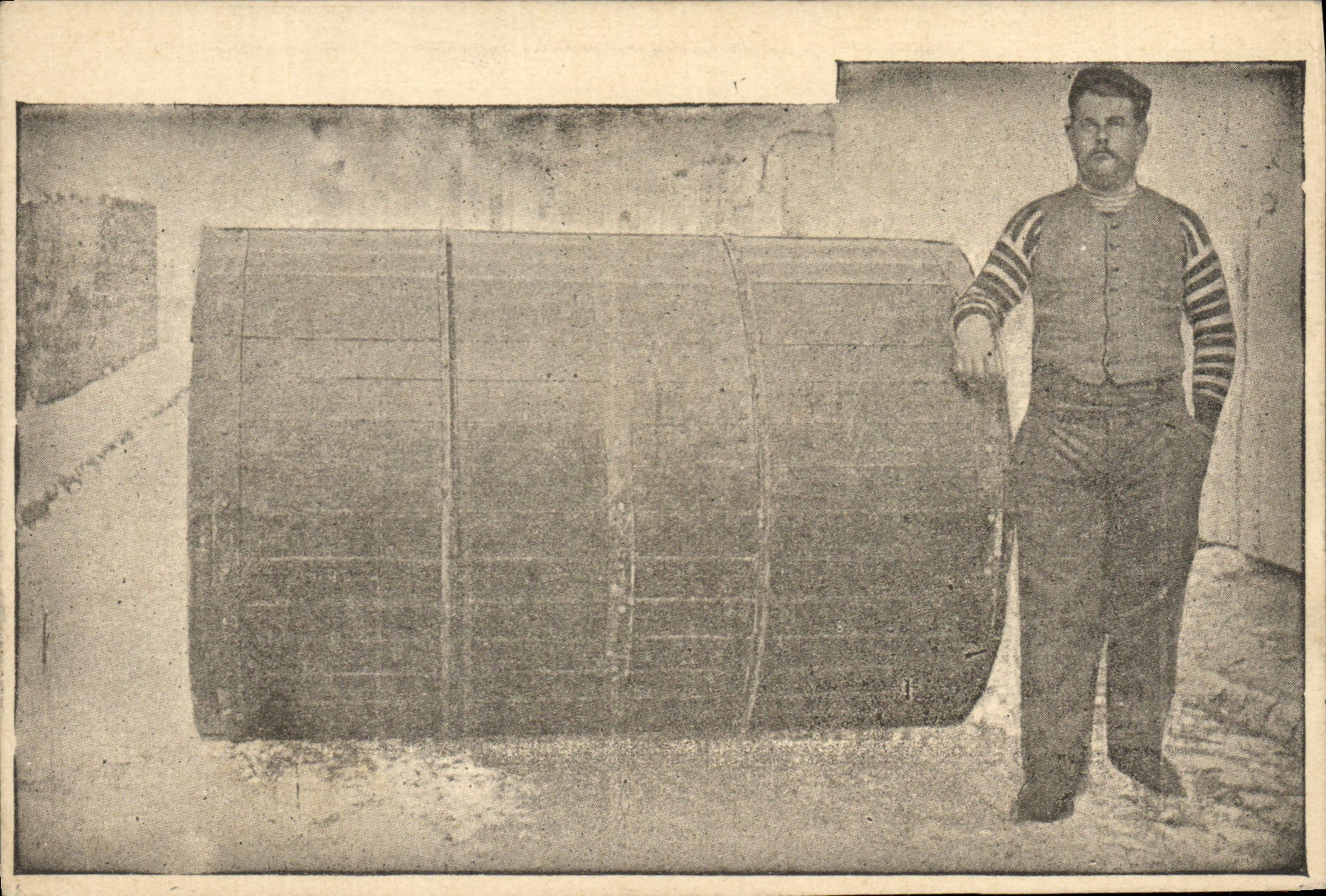 Postal la vuelta al mundo Hombre móvil en barril Estrangulamiento el Portefaix CUMBRE