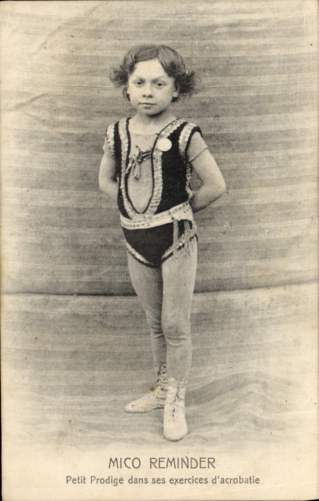 Postal Mico Reminder Pequeño prodigio en sus ejercicios de acrobacia CUMBRE