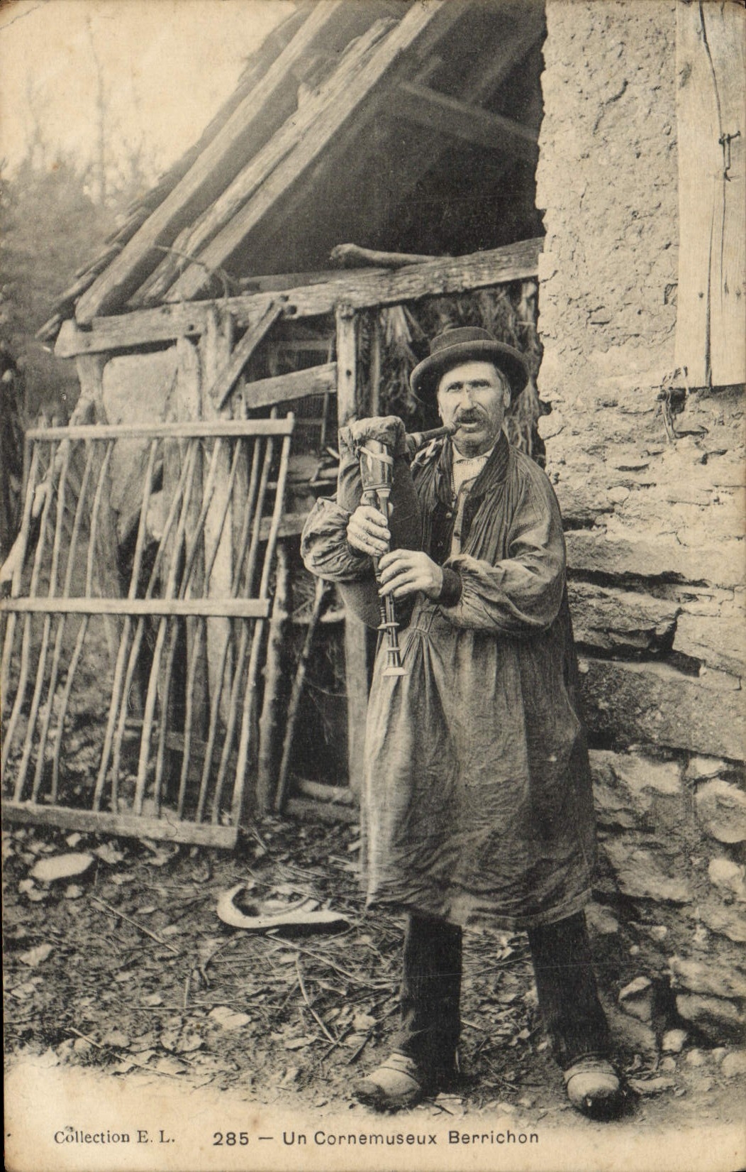 Postal Folclore un Cornemuseux De la región de Berry