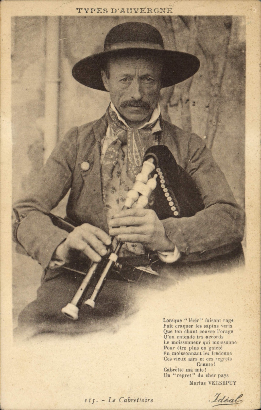 CPA Folklore Auvergne Le Cabrettaire 