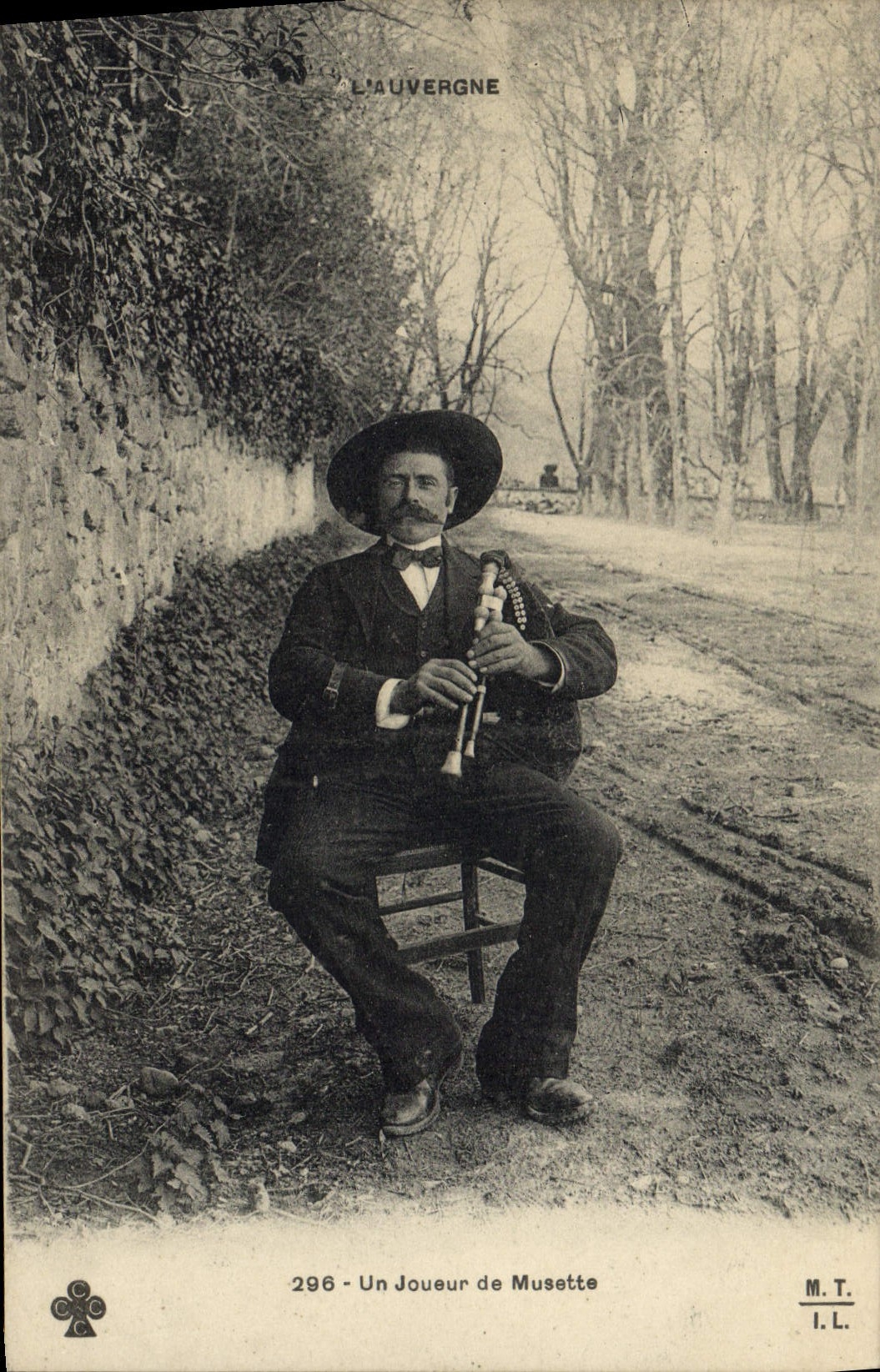 Postal Folclore Auvernia un jugador de Gaita