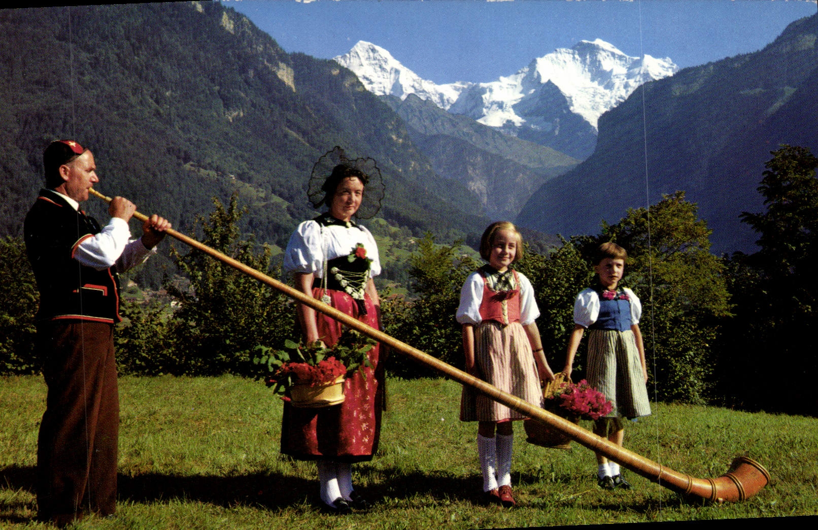 CPA Folklore Alphpornblaser mit Trachtengruppe