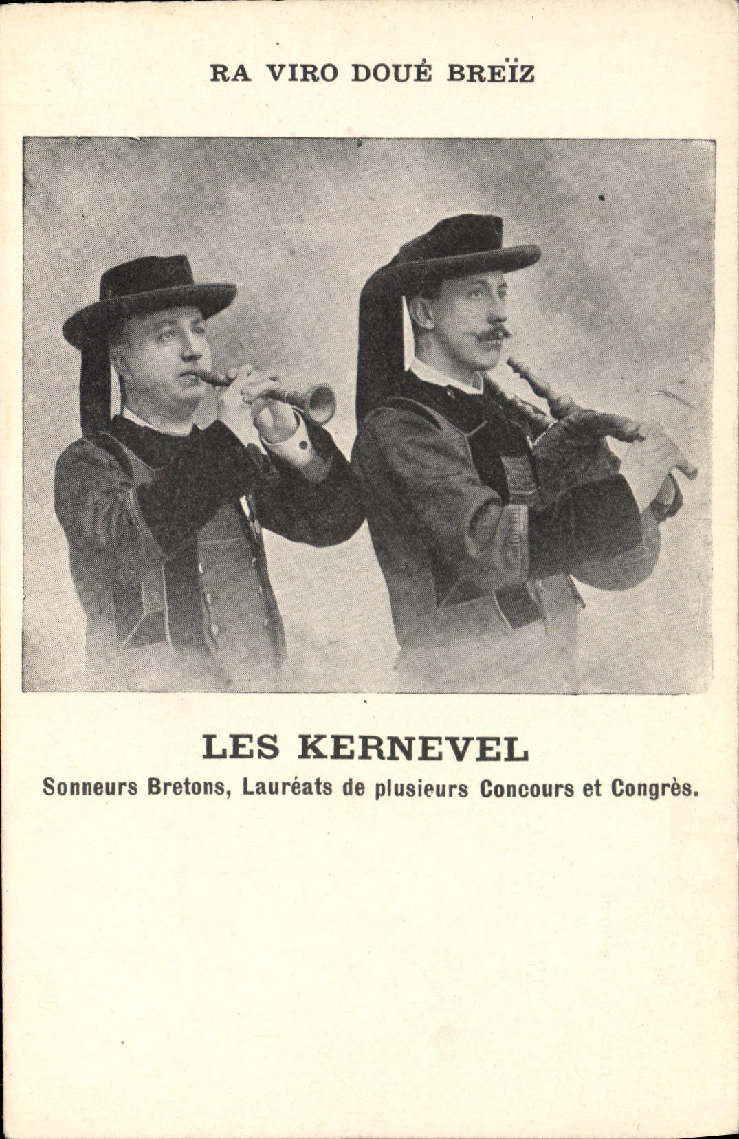 CPA Folklore Ra Viro Doue Breiz Les Kernevel Sonneurs Bretons Laureats de plusieurs concours et Congres