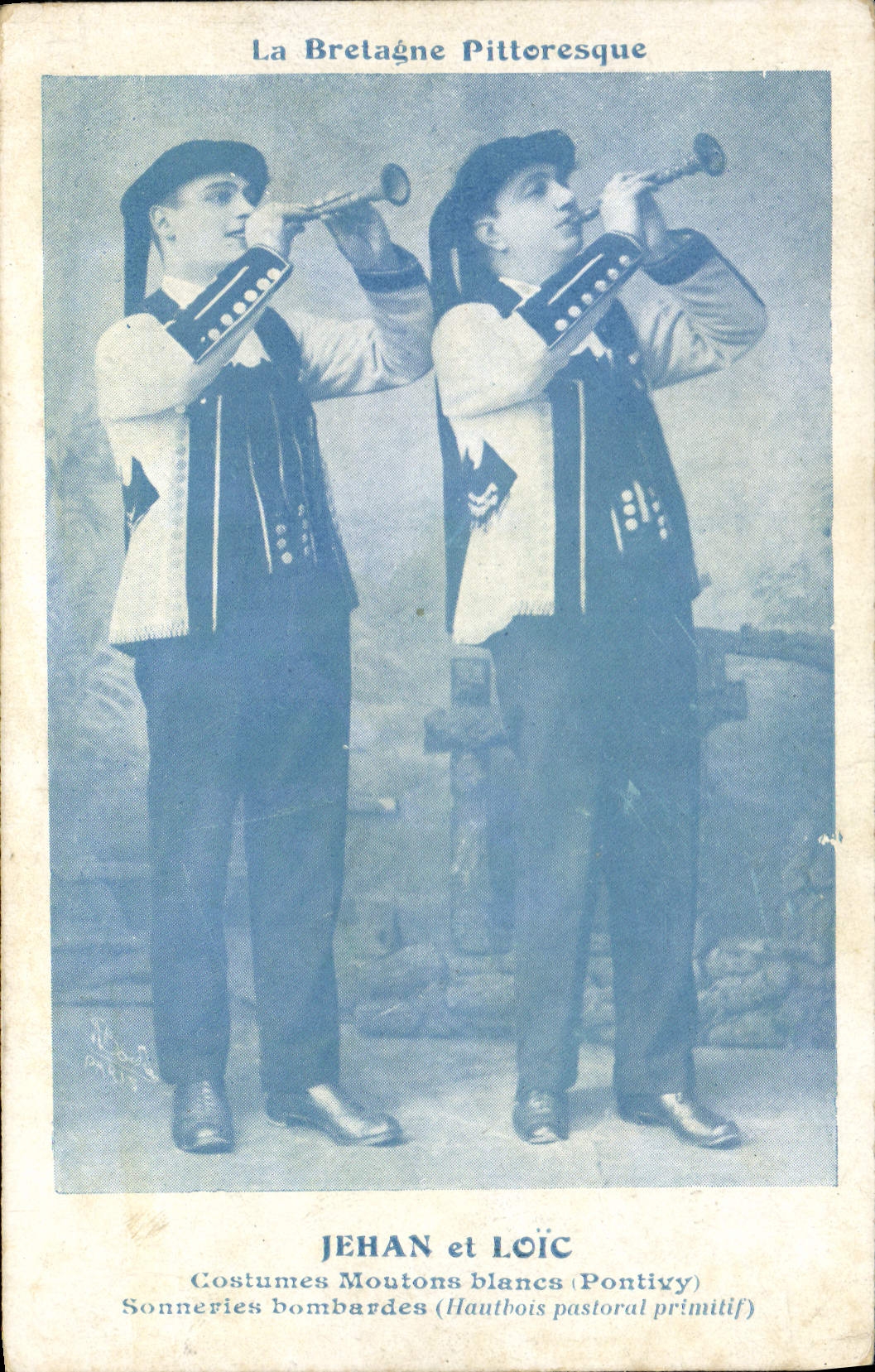 Postal Folclore Bretaña Jehan y Loic Costumes ovejas blancas Pontivy Timbres bombardeadas Oboe pastoral primitivo