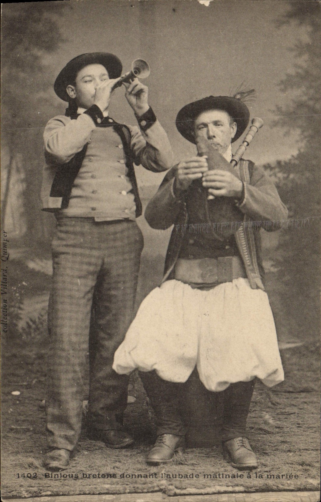Postal Folclore Gaitas Bretonas que daba la alborada matinal el casó